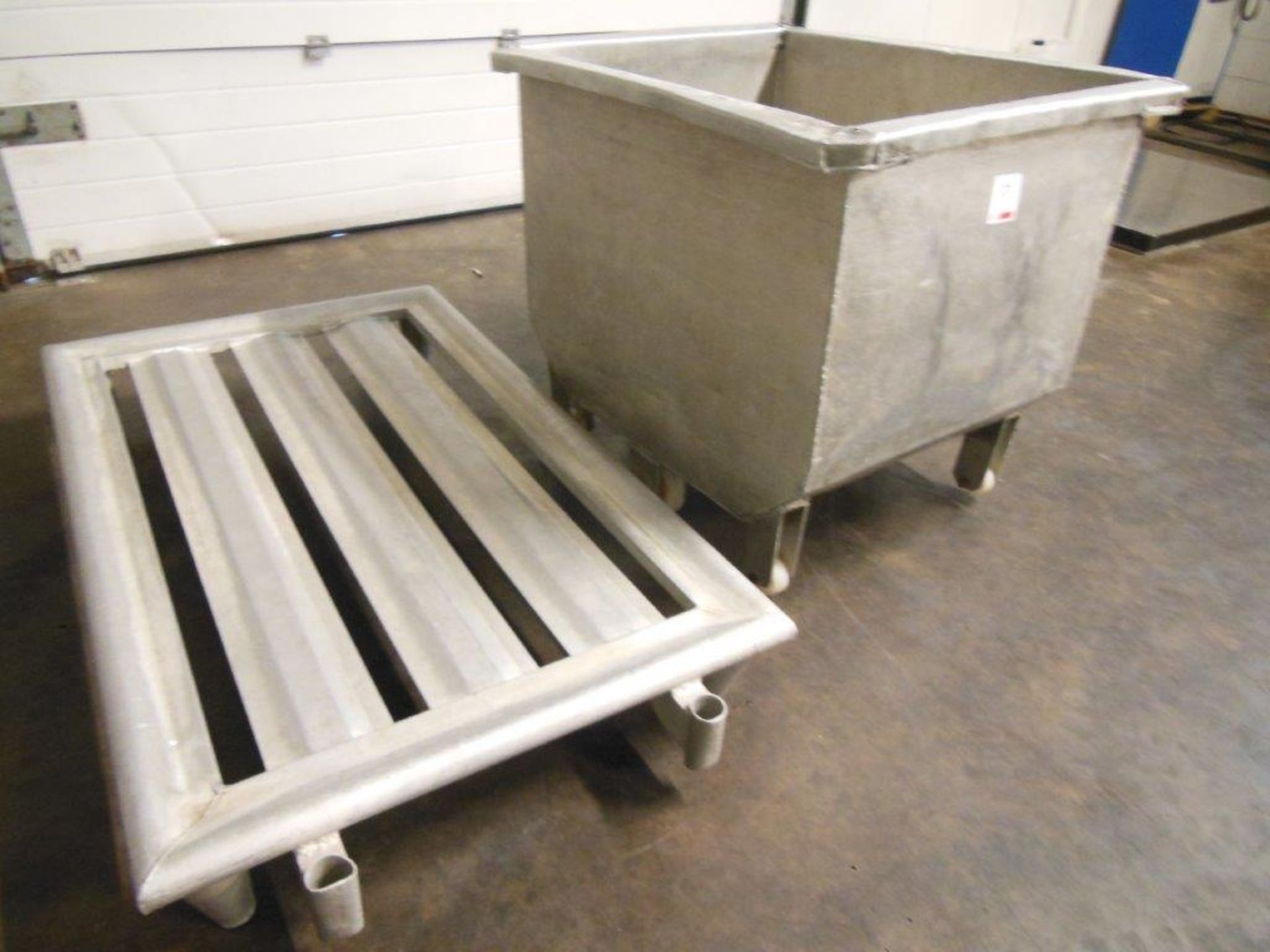 Aluminium pallet 1520 x 920mm and stainless steel mobile tank 900 x 715 x 730 mm - Image 2 of 3