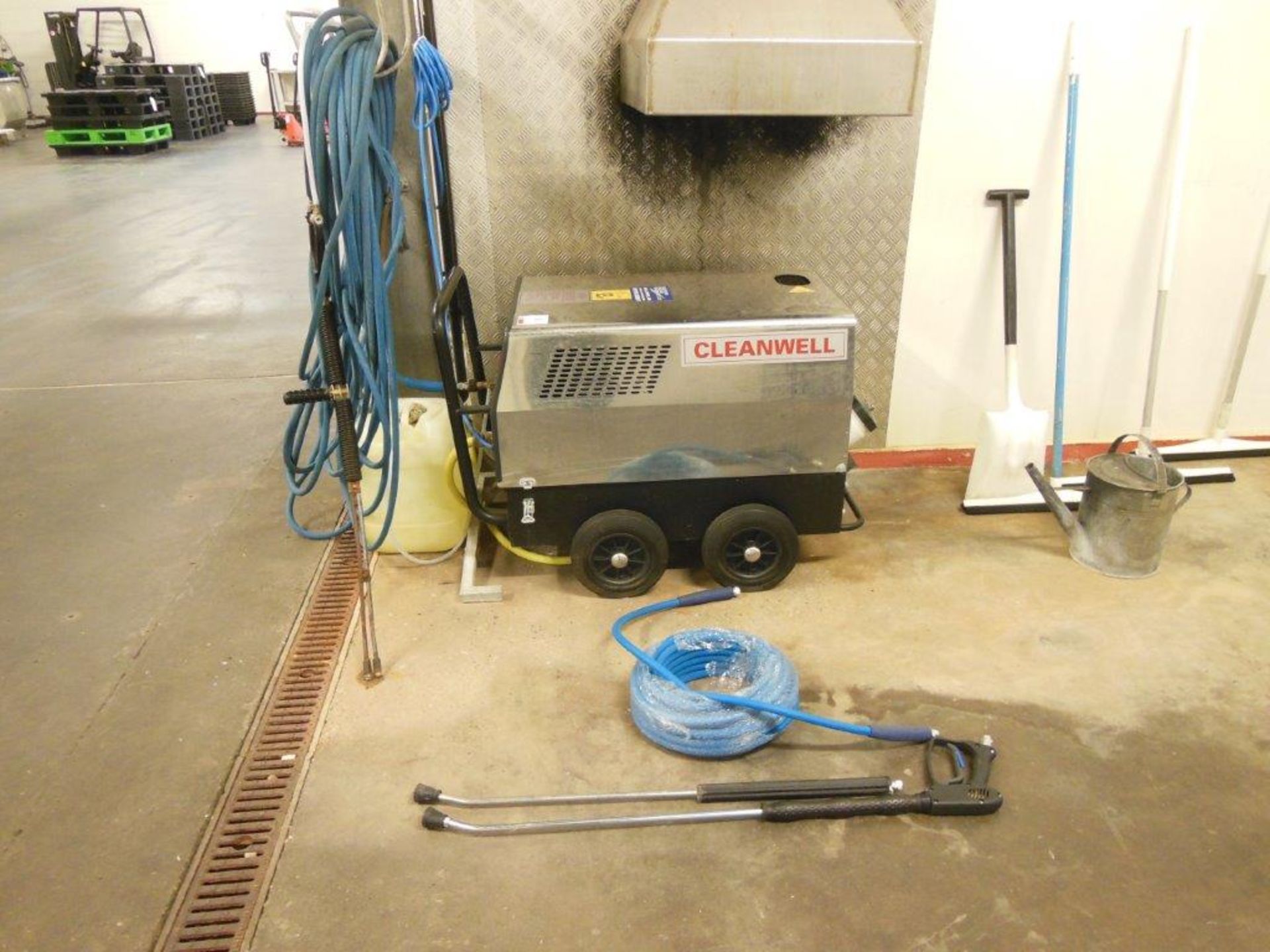 CLEANWELL stainless steel paraffin fired steam cleaner with hose and lance - Image 2 of 3