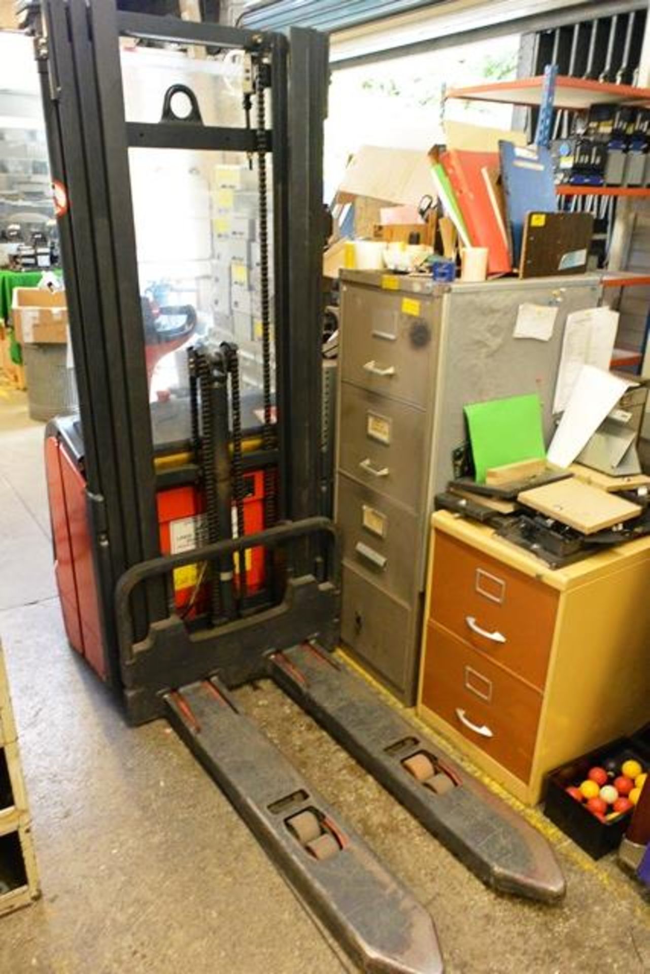 Linde L16 battery powered pallet stacker, with charger, serial no. W4X372A02408 (2010), 1600kg - Image 3 of 4