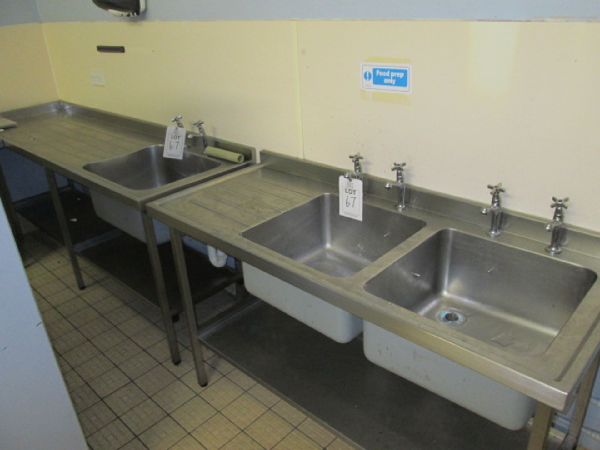 9 - assorted stainless steel prep benches with undershelves, 2 deep twin bowl stainless steel wash - Image 7 of 10