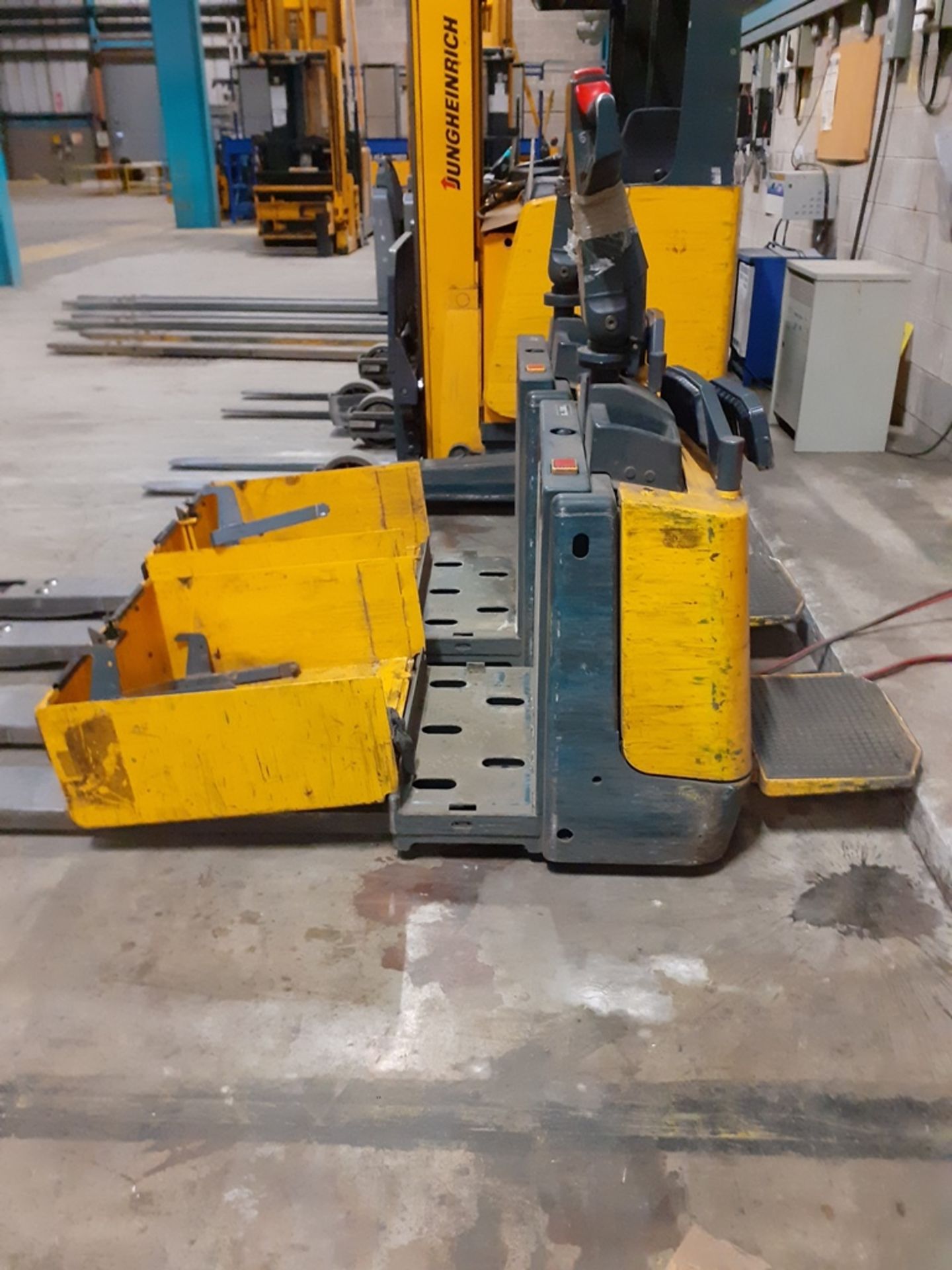 Jungheinrich ERE 20 electric pallet truck, s/n 90096221, year 2003, with Hoppecke charger, s/n - Image 2 of 6