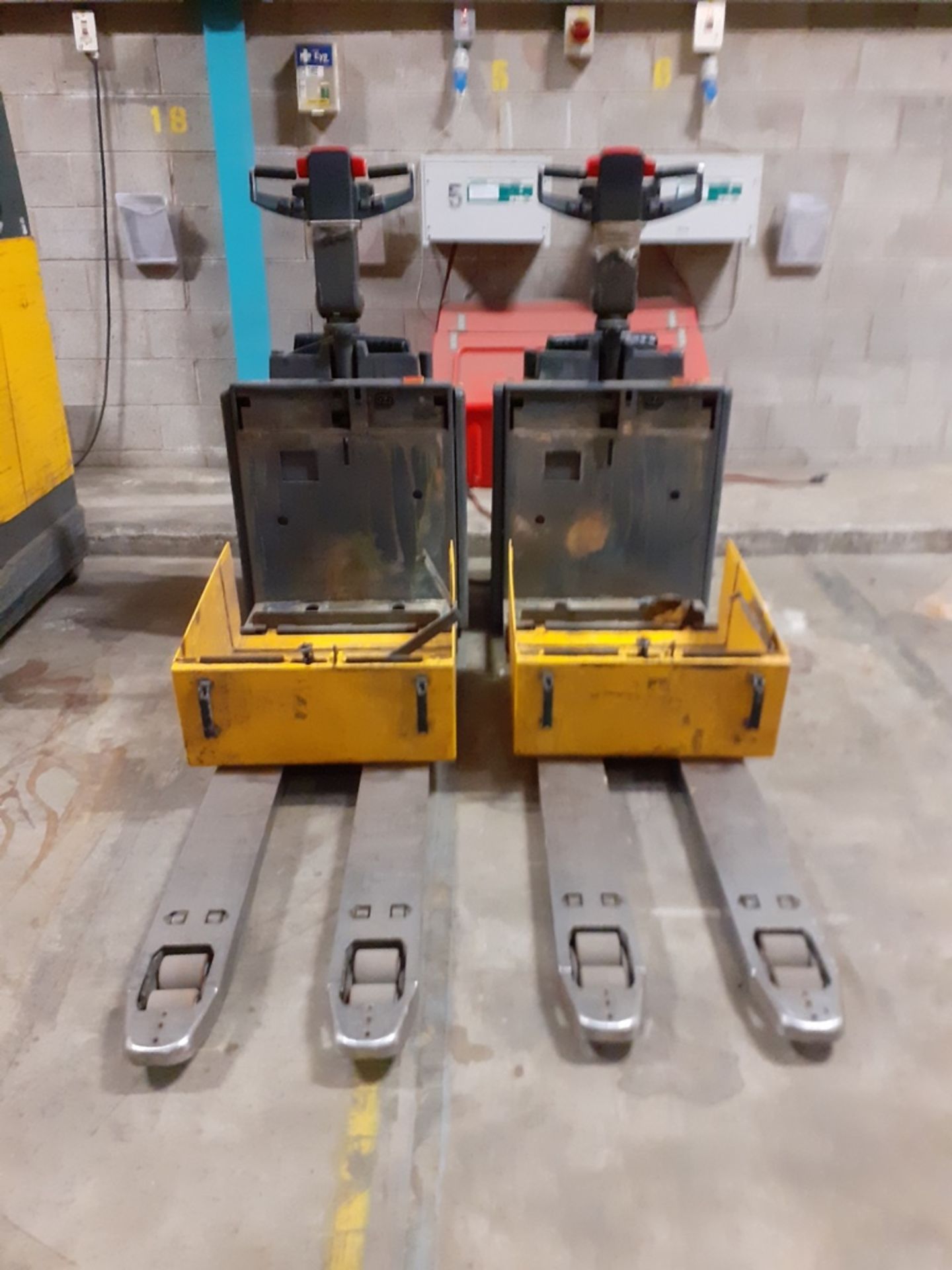 Jungheinrich ERE 20 electric pallet truck, s/n 90096221, year 2003, with Hoppecke charger, s/n