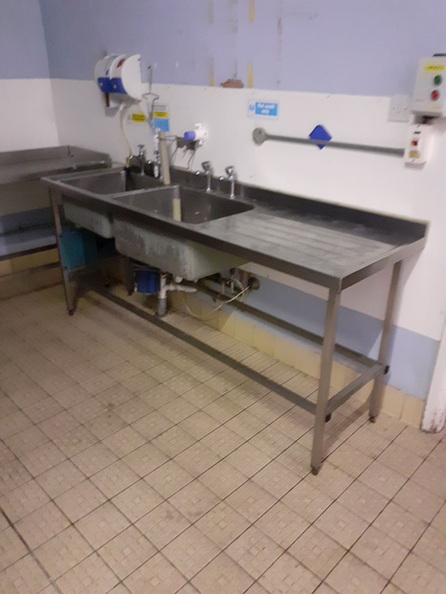 9 - assorted stainless steel prep benches with undershelves, 2 deep twin bowl stainless steel wash - Image 5 of 10