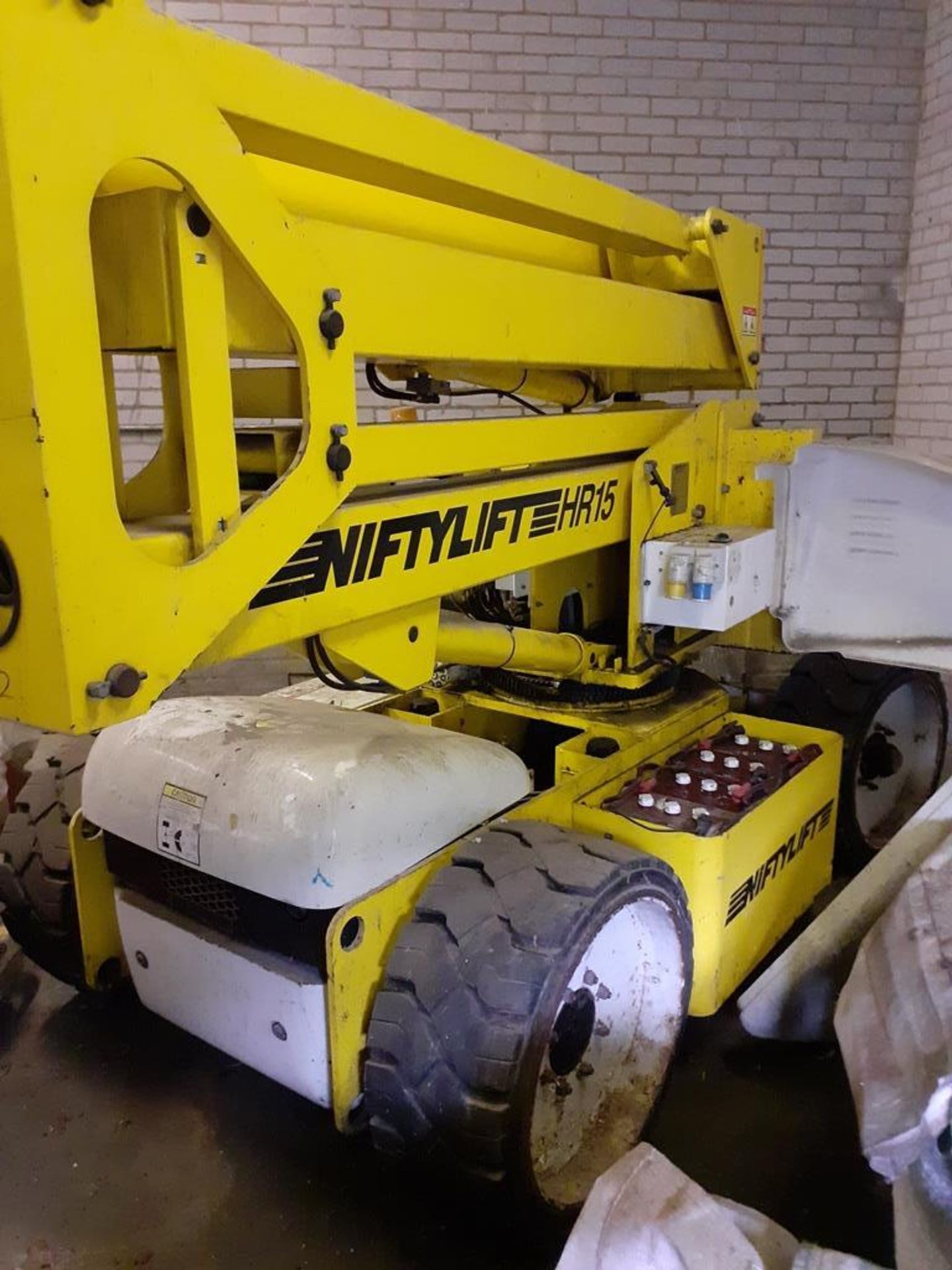 Nifty Lift HR15 NDE MEWP, s/n 157344, YOM 2000, weight 6100kg, dual power, 2 person rated (Non- - Image 6 of 8