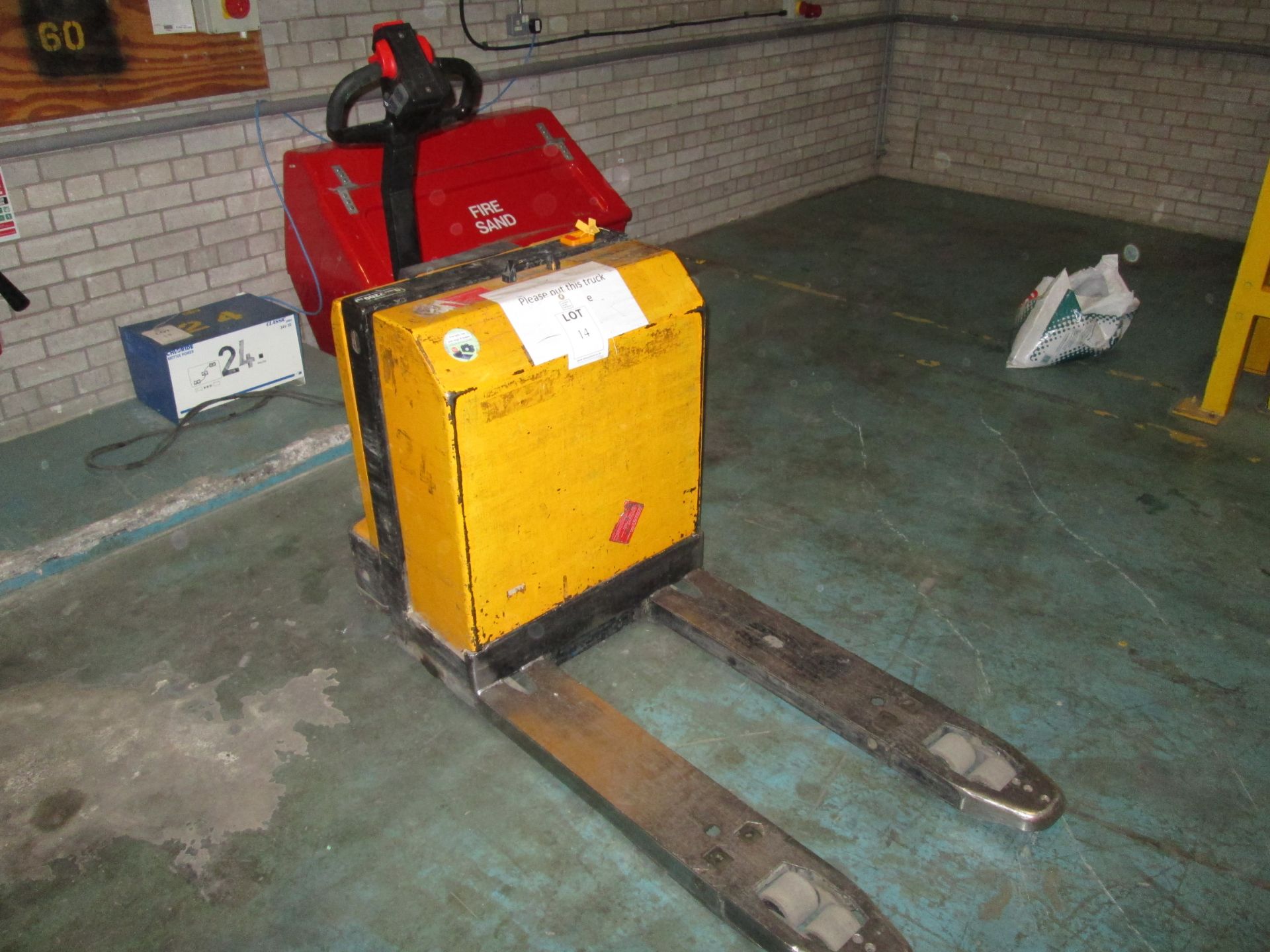 Jungheinrich EJE 22 electric pallet truck, s/n 80326775, with Chloride 24 charger, s/n AB 00930236. - Image 5 of 5