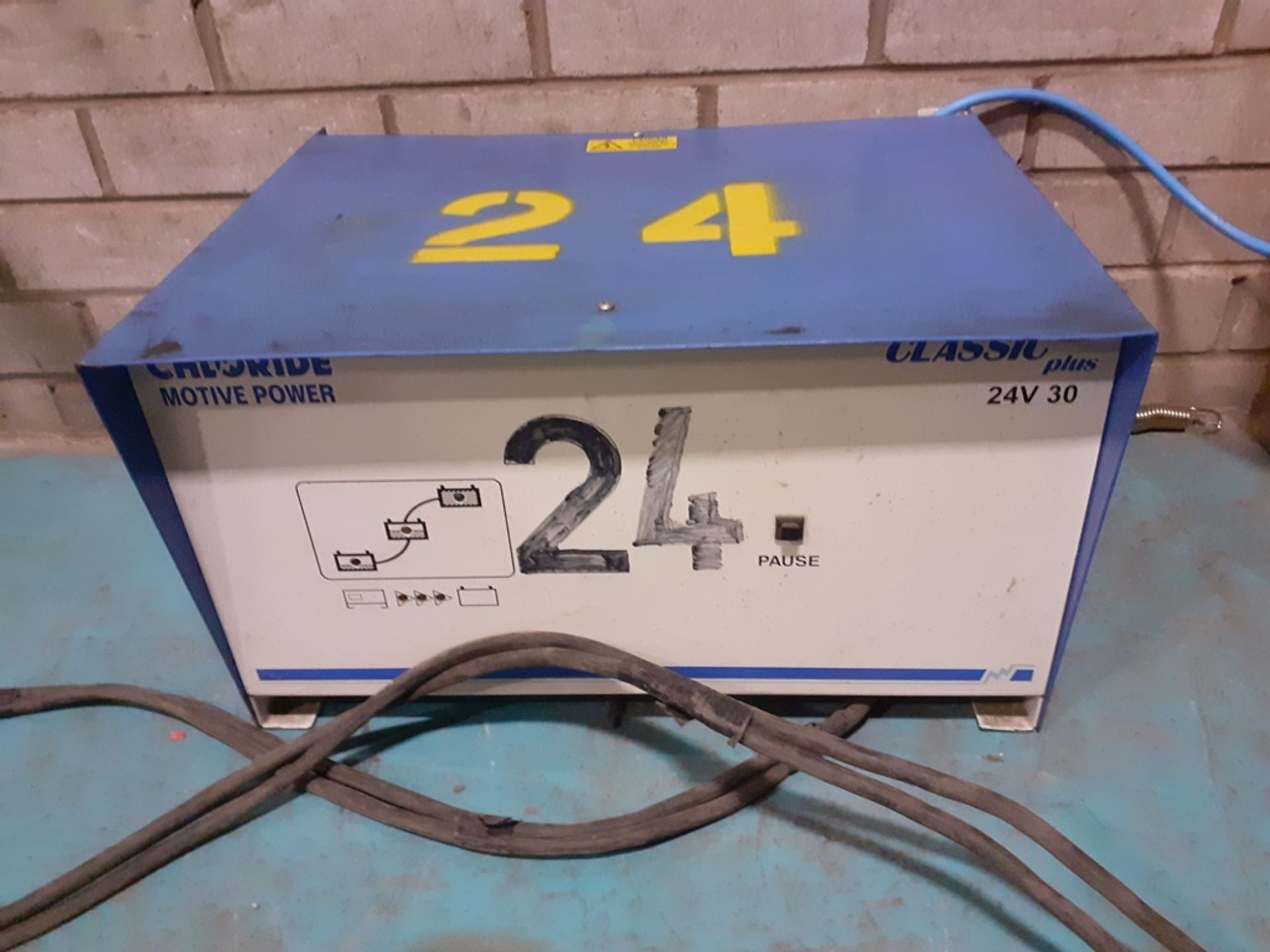 Jungheinrich EJE 22 electric pallet truck, s/n 80326775, with Chloride 24 charger, s/n AB 00930236. - Image 3 of 5