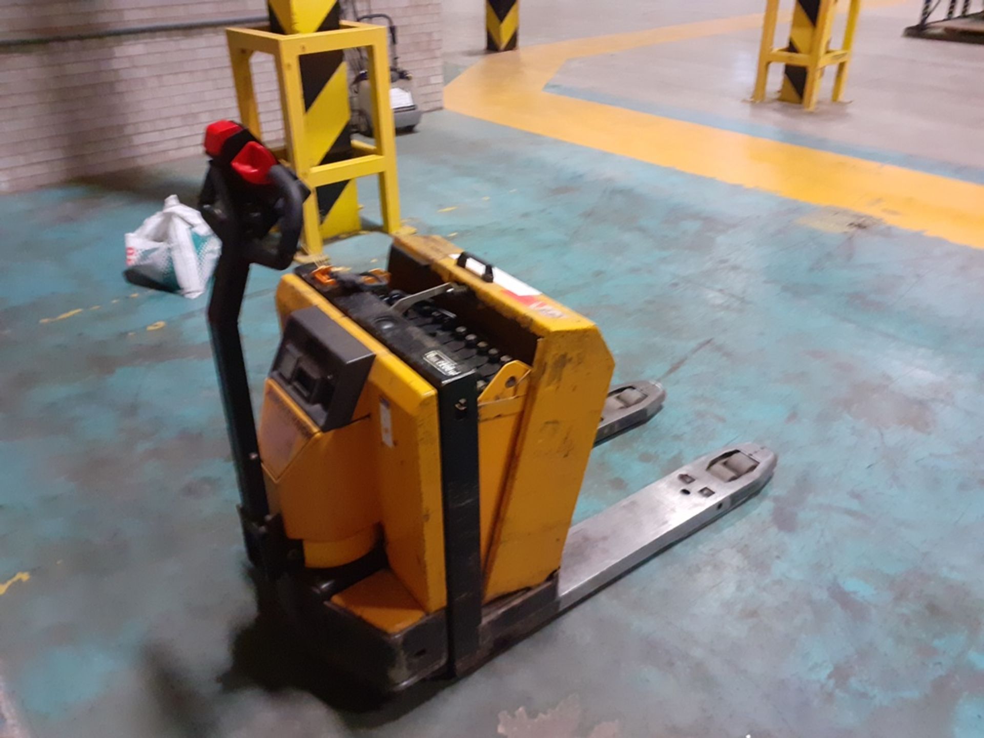 Jungheinrich EJE 22 electric pallet truck, s/n 80326775, with Chloride 24 charger, s/n AB 00930236. - Image 2 of 5