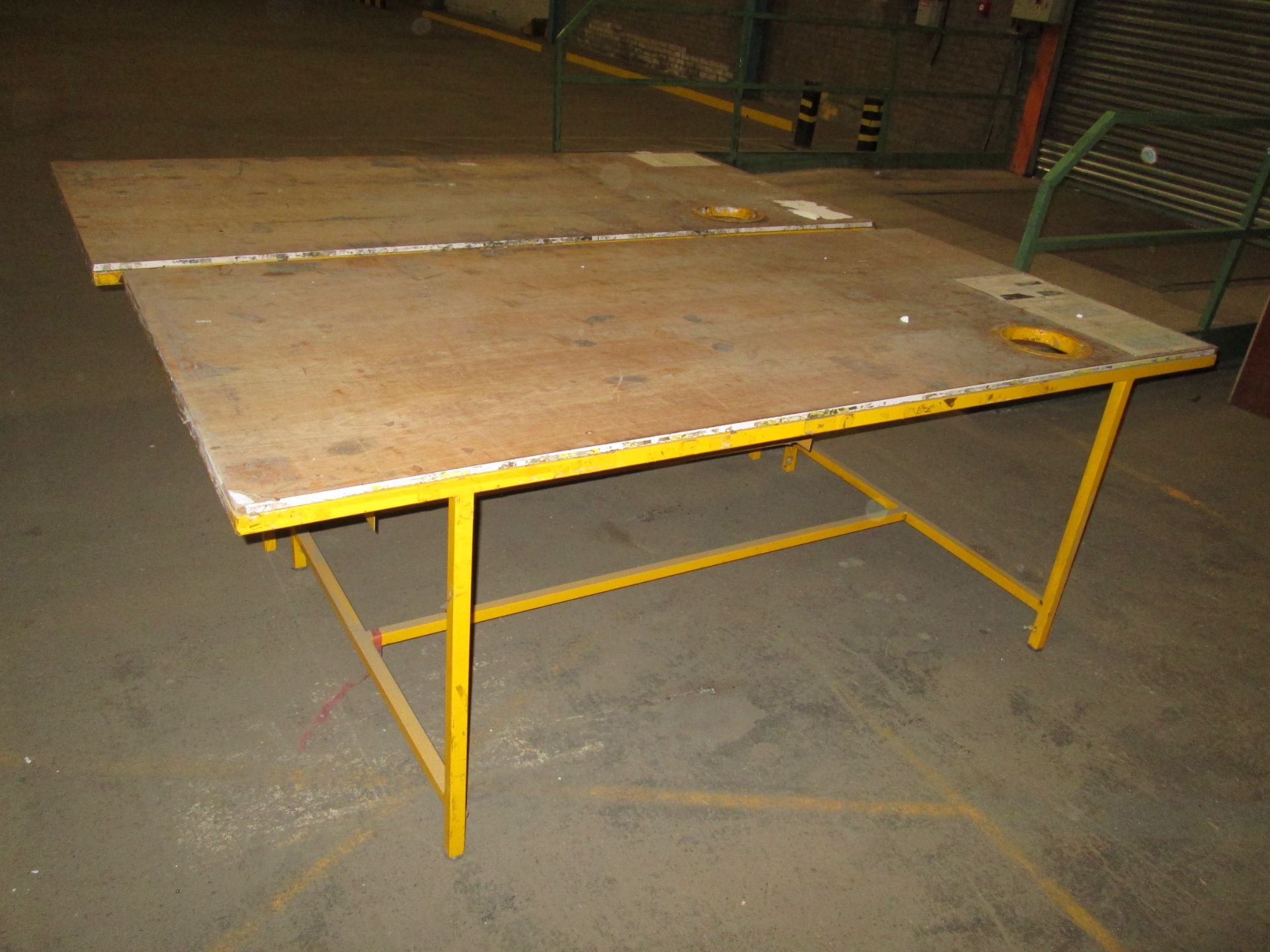 5 - Yellow metal framed work tables with under shelving - Image 4 of 5