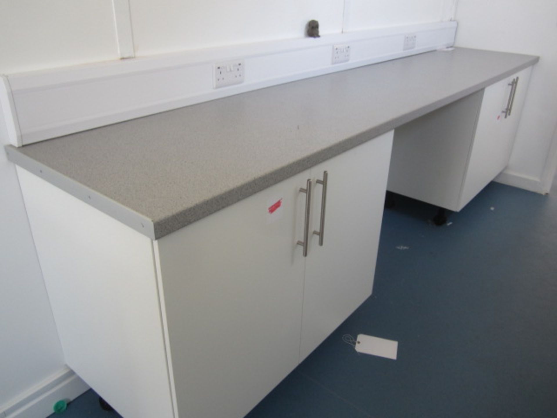 15 x 1000mm kitchen base units, laminate work tops, stainless steel twin bowl sink and drainer, - Image 5 of 5