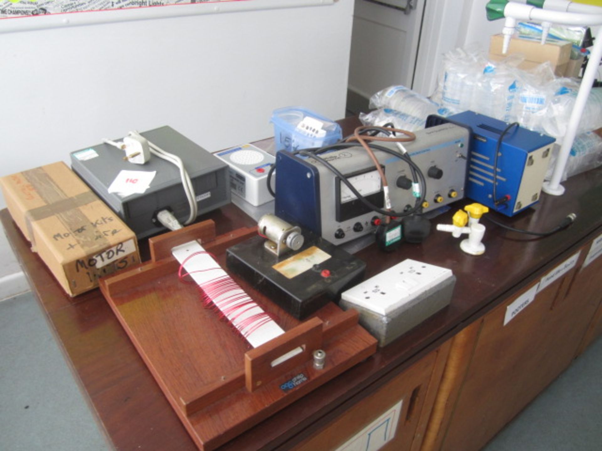 Assorted chemistry and science equipment including pestle and mortars, jugs, petri disks, slide - Image 8 of 15