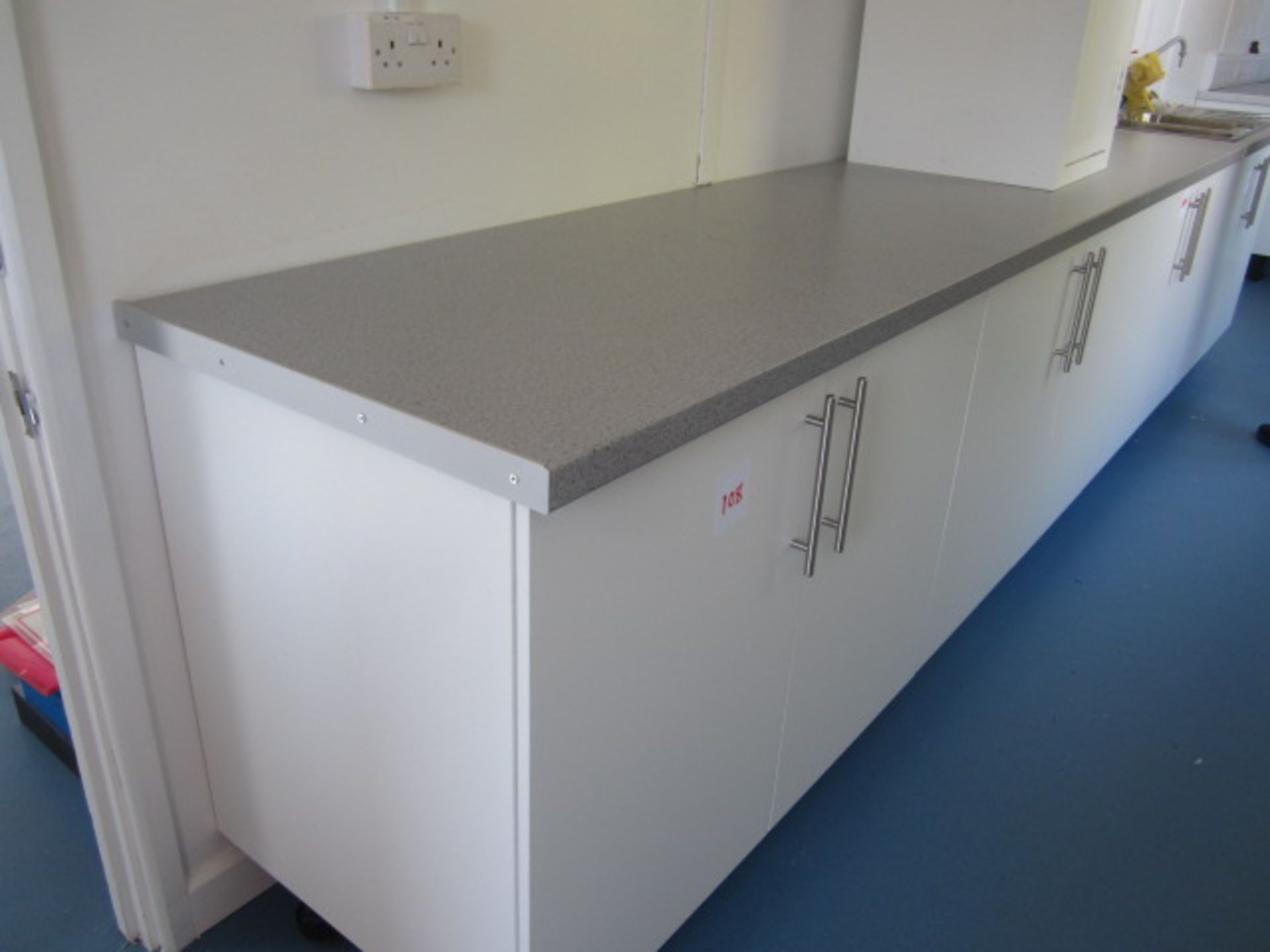 15 x 1000mm kitchen base units, laminate work tops, stainless steel twin bowl sink and drainer, - Image 4 of 5