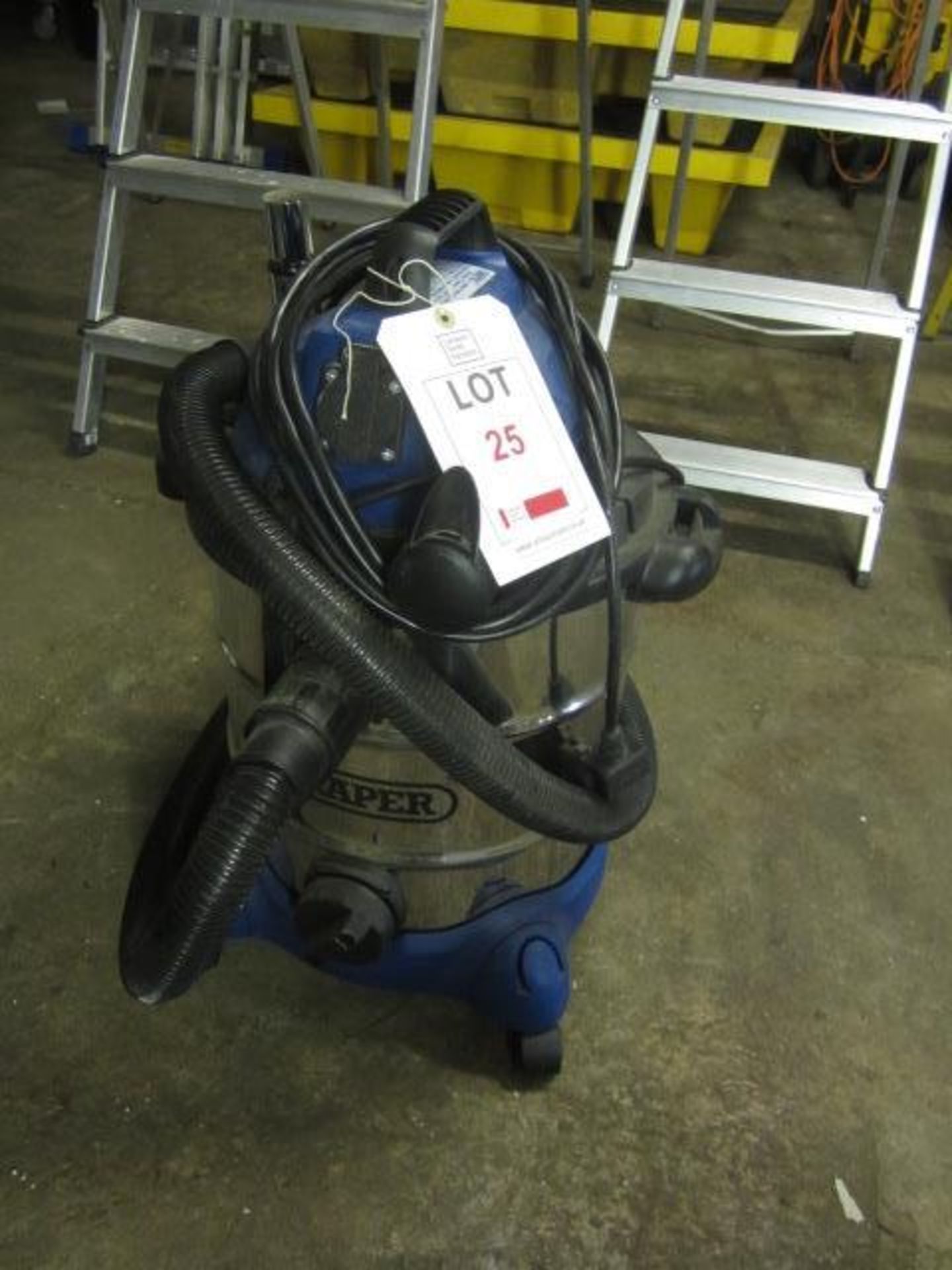 Draper vacuum cleaner with power tool socket, model IP24, s/n 210520150600732, 1400w, 240v** Located