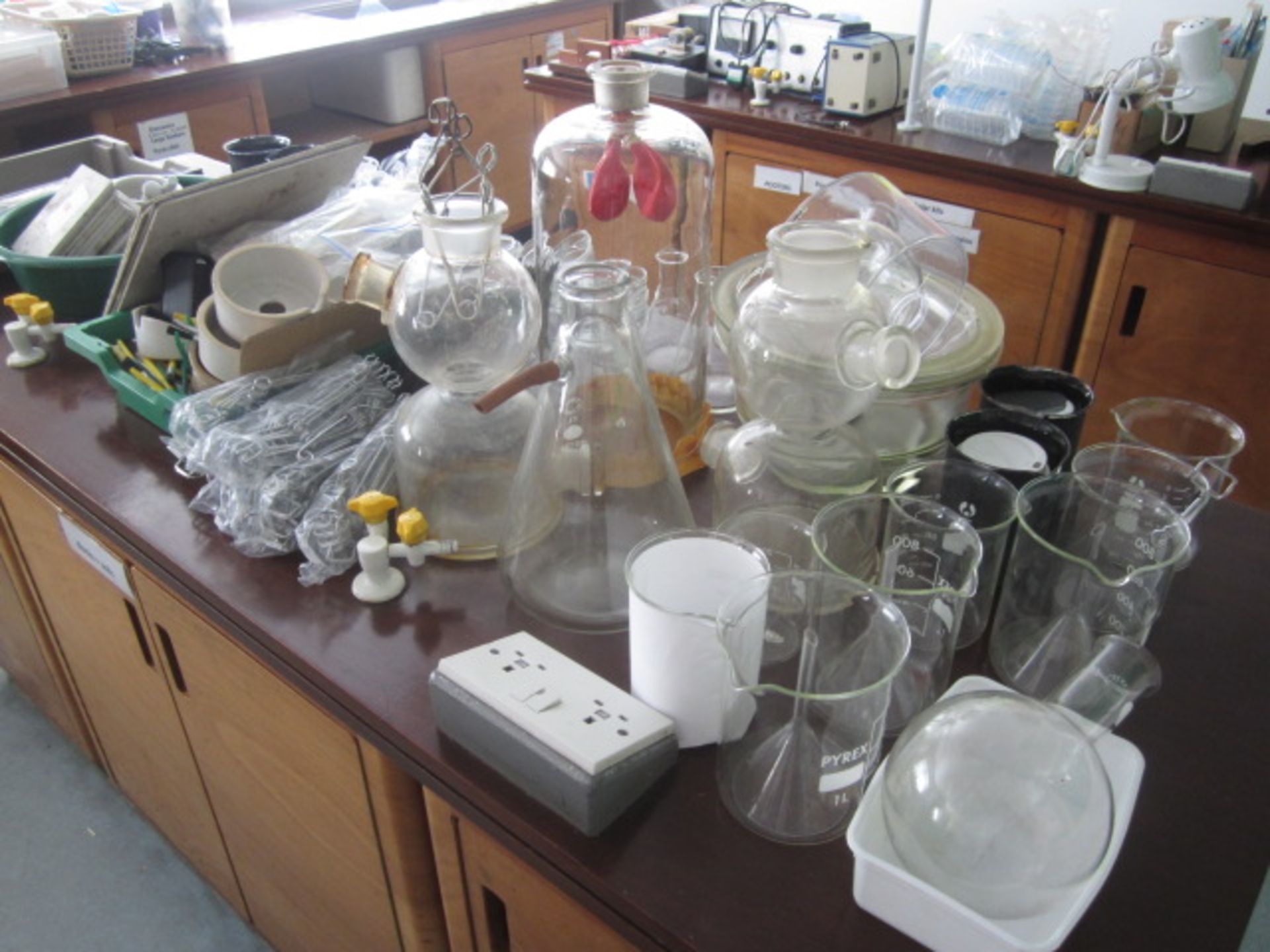 Assorted chemistry and science equipment including pestle and mortars, jugs, petri disks, slide - Image 6 of 15
