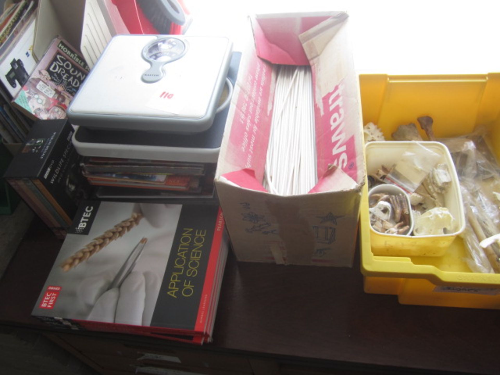 Assorted chemistry and science equipment including pestle and mortars, jugs, petri disks, slide - Image 15 of 15