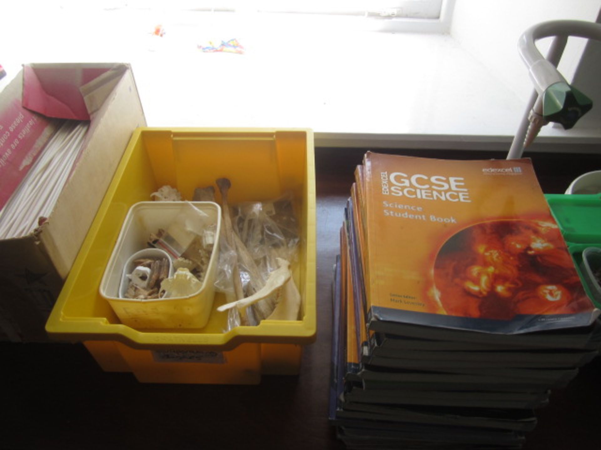 Assorted chemistry and science equipment including pestle and mortars, jugs, petri disks, slide - Image 14 of 15