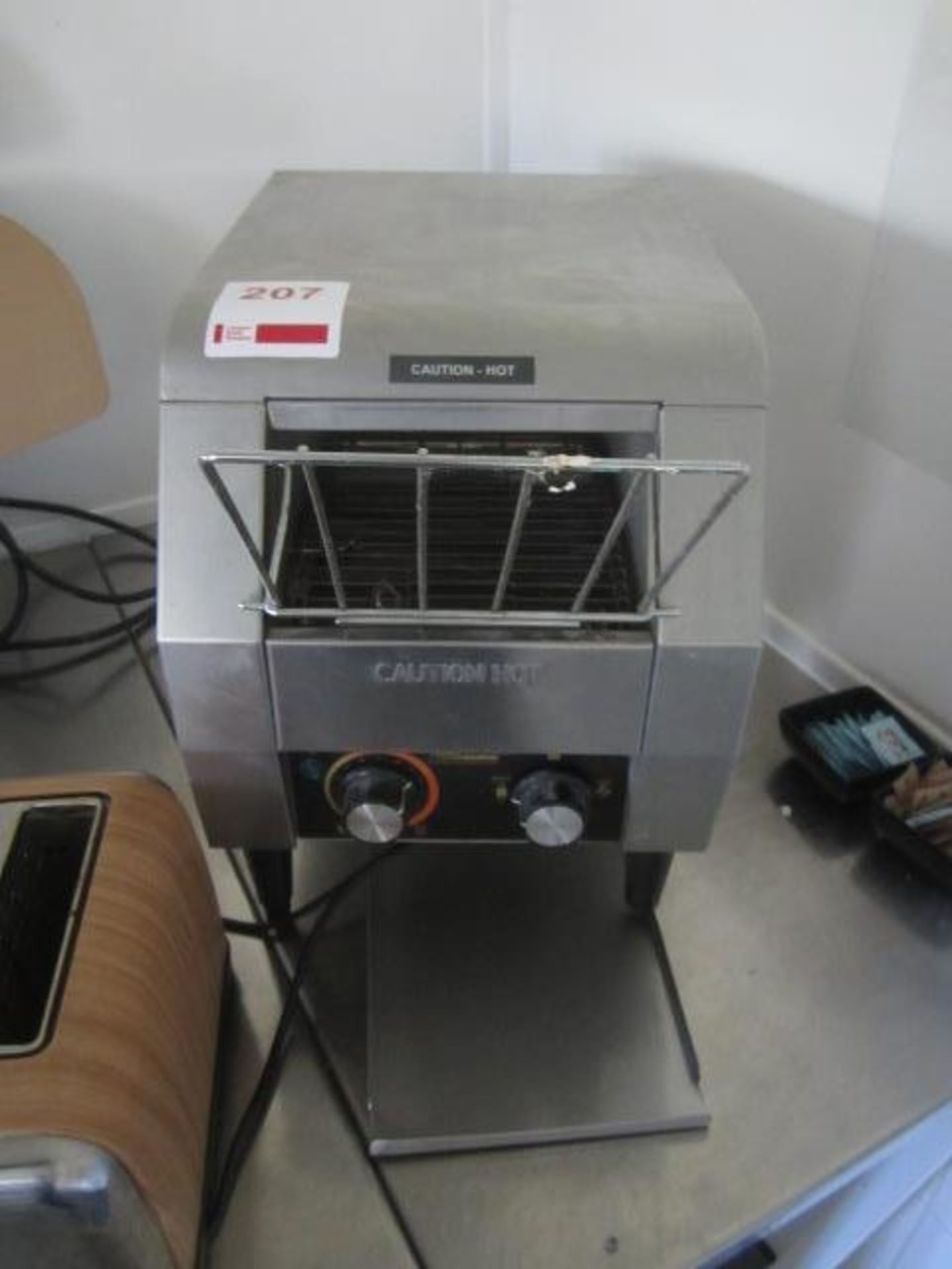 Toastmaster electric conveyor toaster - front leg in need of attention, 2 slice toaster,Located at - Image 2 of 3