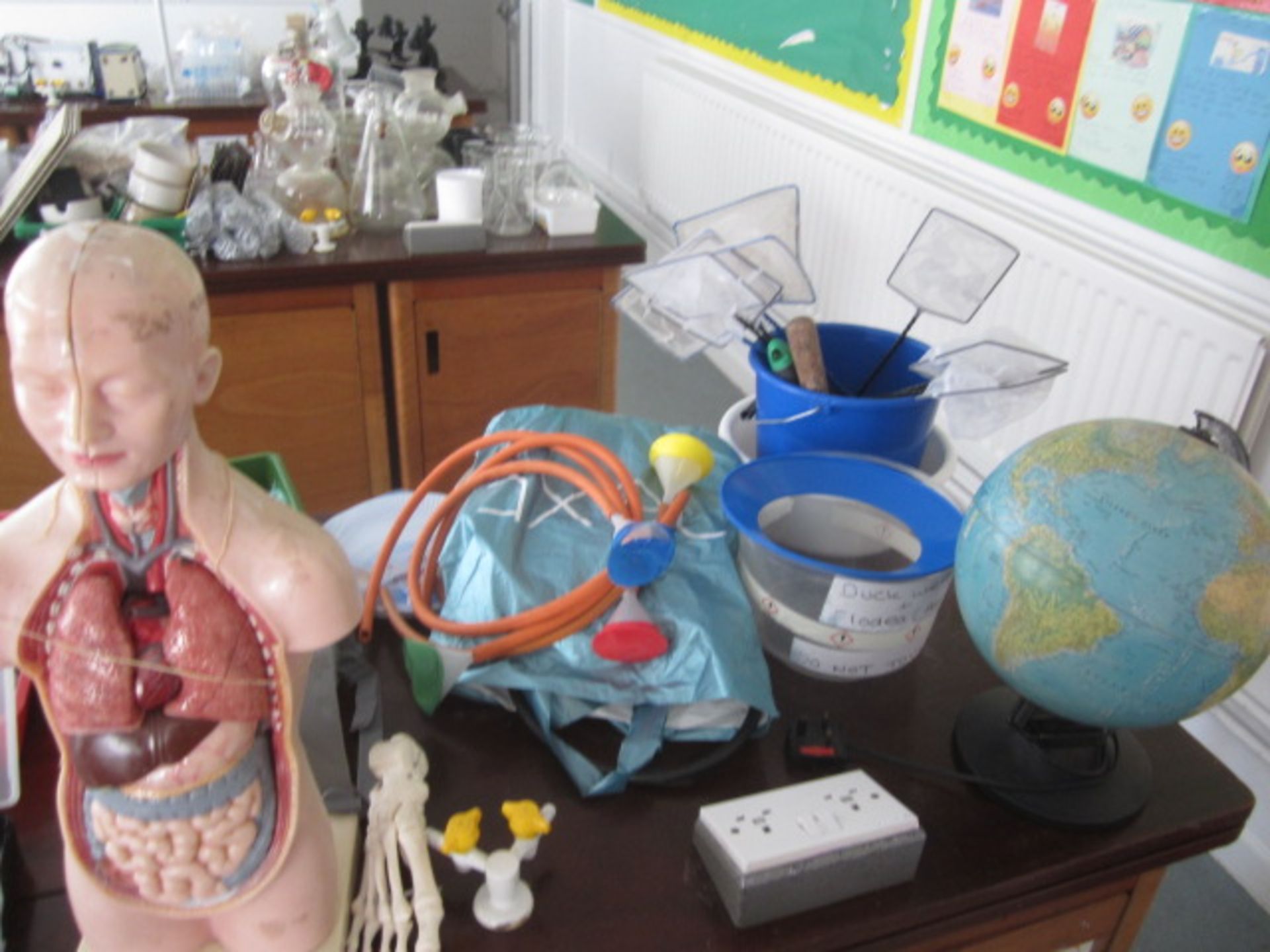 Assorted chemistry and science equipment including pestle and mortars, jugs, petri disks, slide - Image 4 of 15