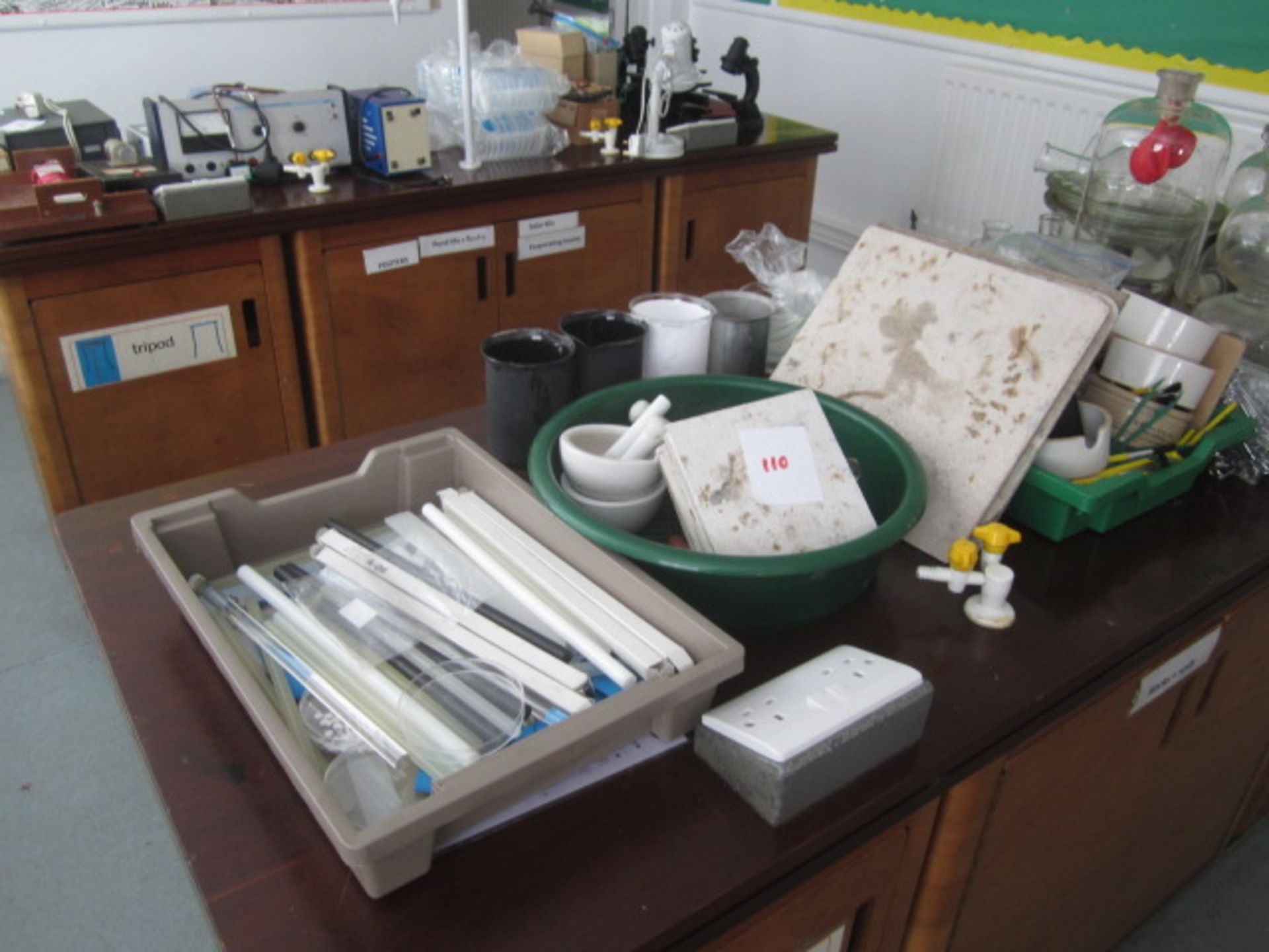Assorted chemistry and science equipment including pestle and mortars, jugs, petri disks, slide - Image 5 of 15
