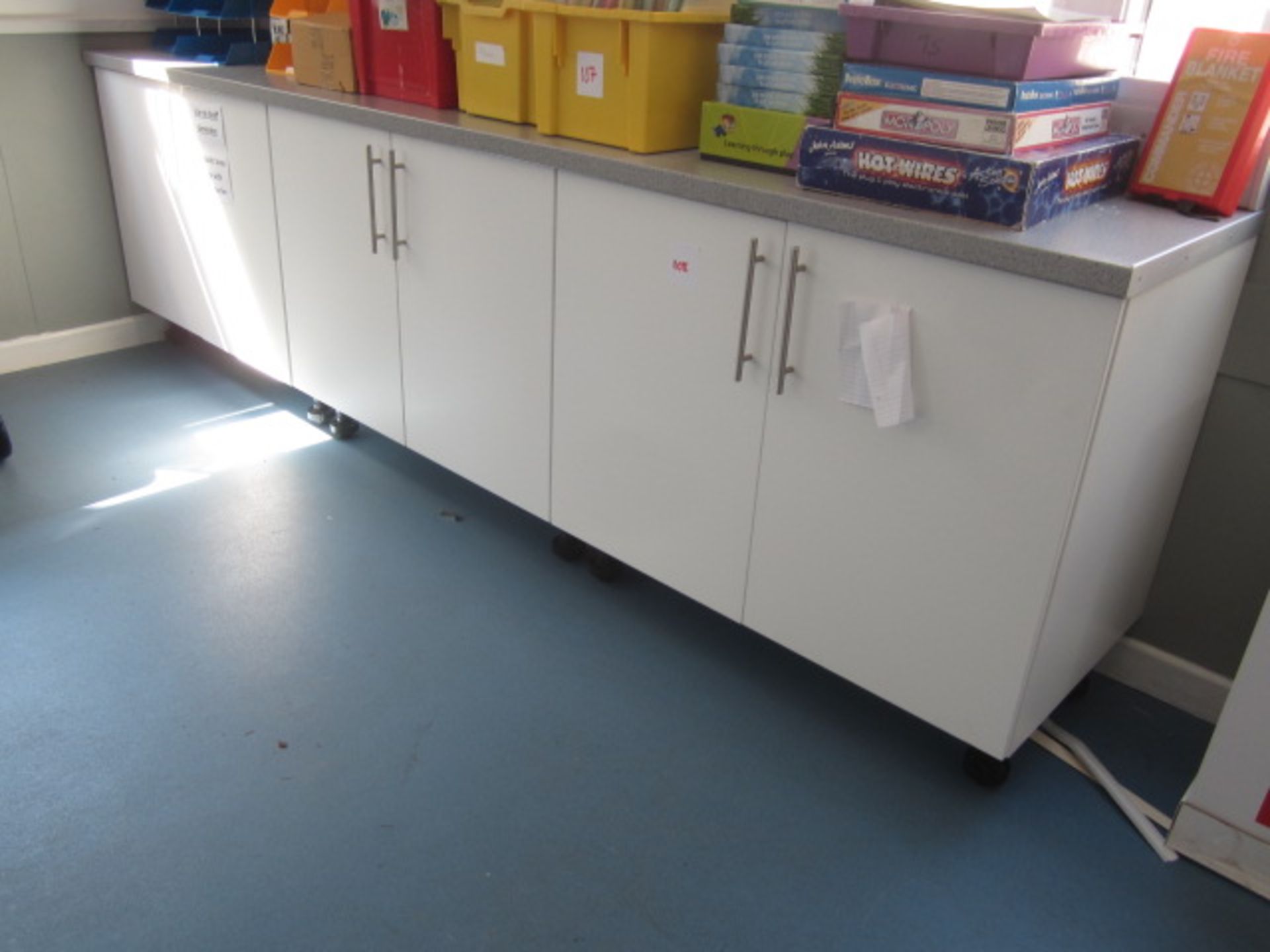 15 x 1000mm kitchen base units, laminate work tops, stainless steel twin bowl sink and drainer, - Image 2 of 5