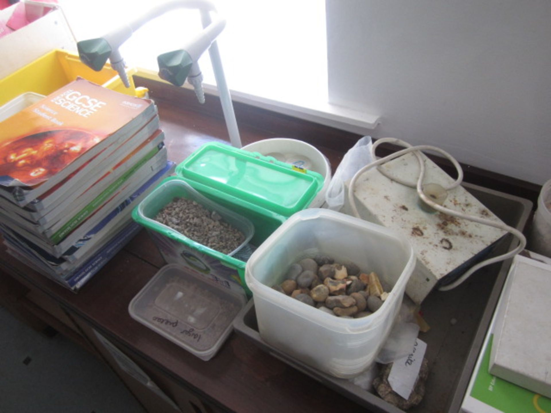 Assorted chemistry and science equipment including pestle and mortars, jugs, petri disks, slide - Image 13 of 15