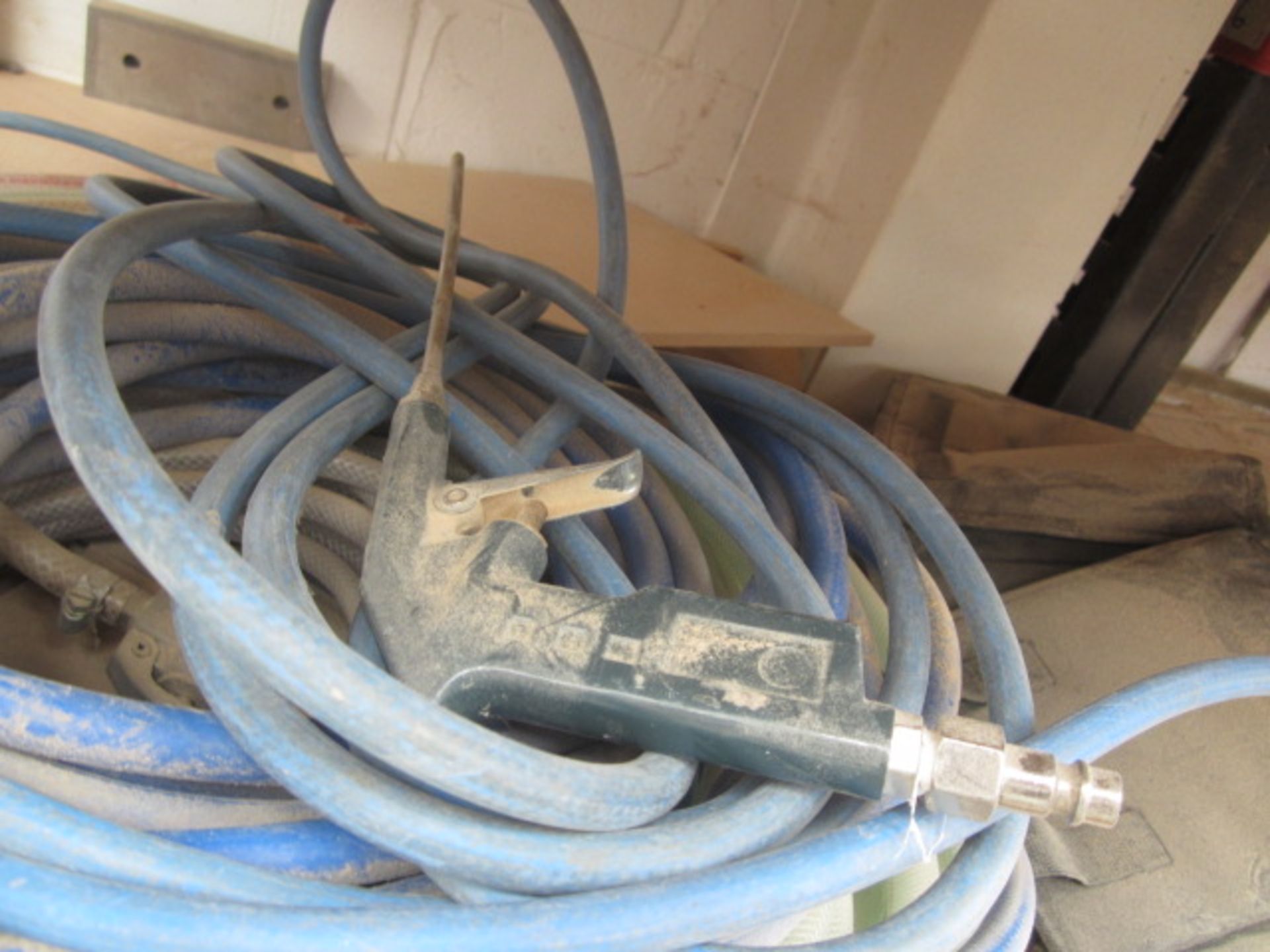 Quantity of assorted pneumatic air line hosing and 2 air blowers - Image 4 of 4