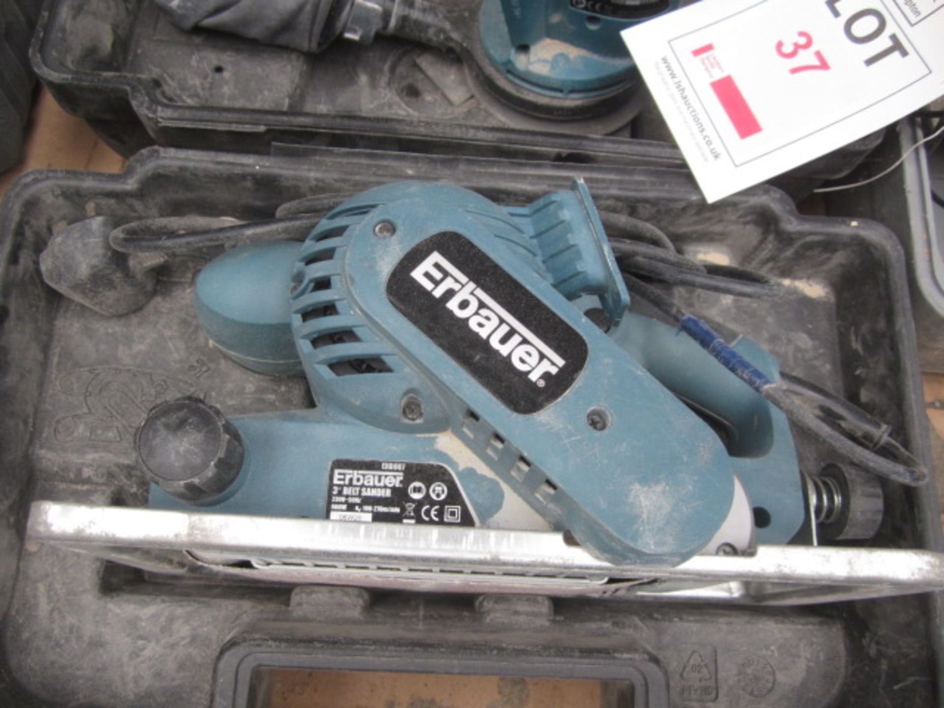 Erbauer ERB907 3" belt sander, serial no. 06W20, carry case and a Makita DB0180 18v disc sander ( - Image 3 of 4