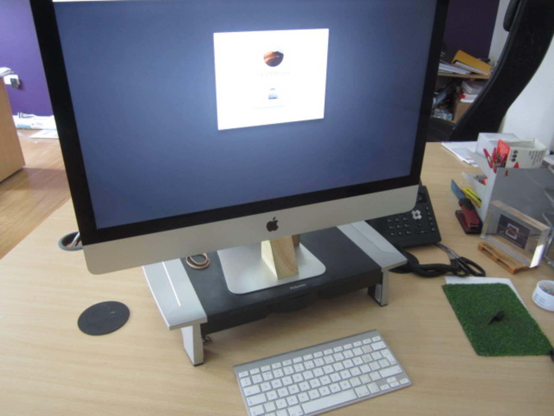 Apple iMac 27", serial no. DGKM40YJF8JC (2013), keyboard, mouse