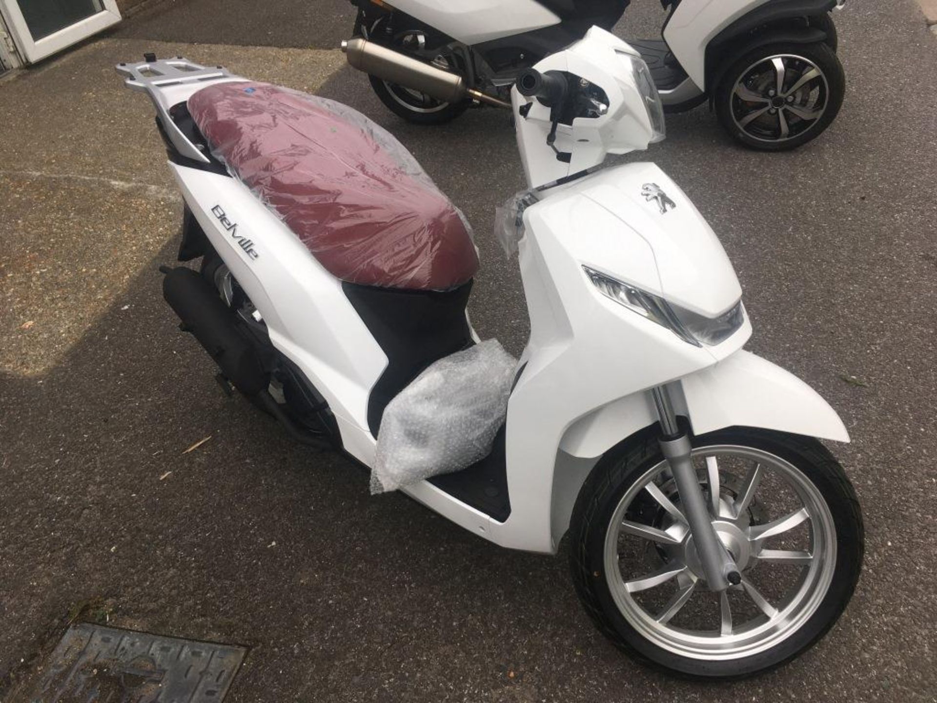 Peugeot Belville 200 Allure moped, Unregistered and no certificate of conformity held, VIN: - Image 2 of 10