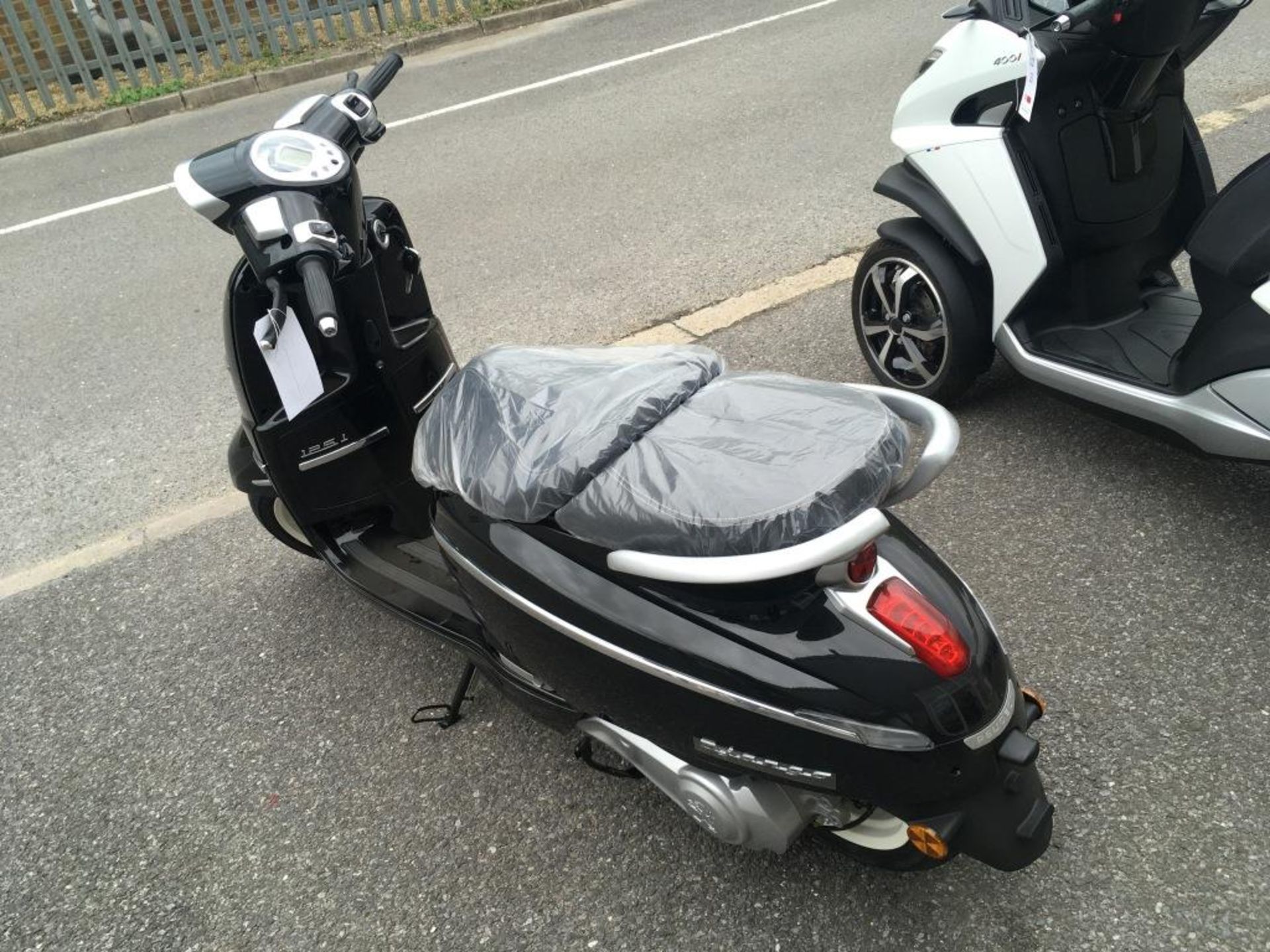 Peugeot Django 125 Heritage moped, Unregistered and no certificate of conformity held, VIN: - Image 2 of 9