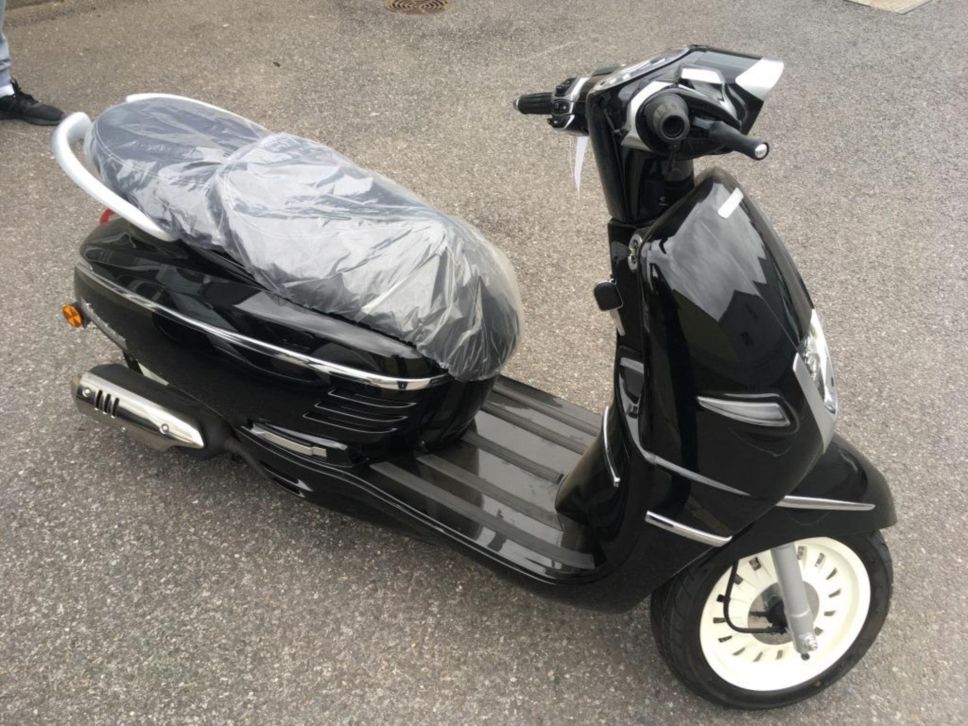 Peugeot Django 125 Heritage moped, Unregistered and no certificate of conformity held, VIN: - Image 4 of 9