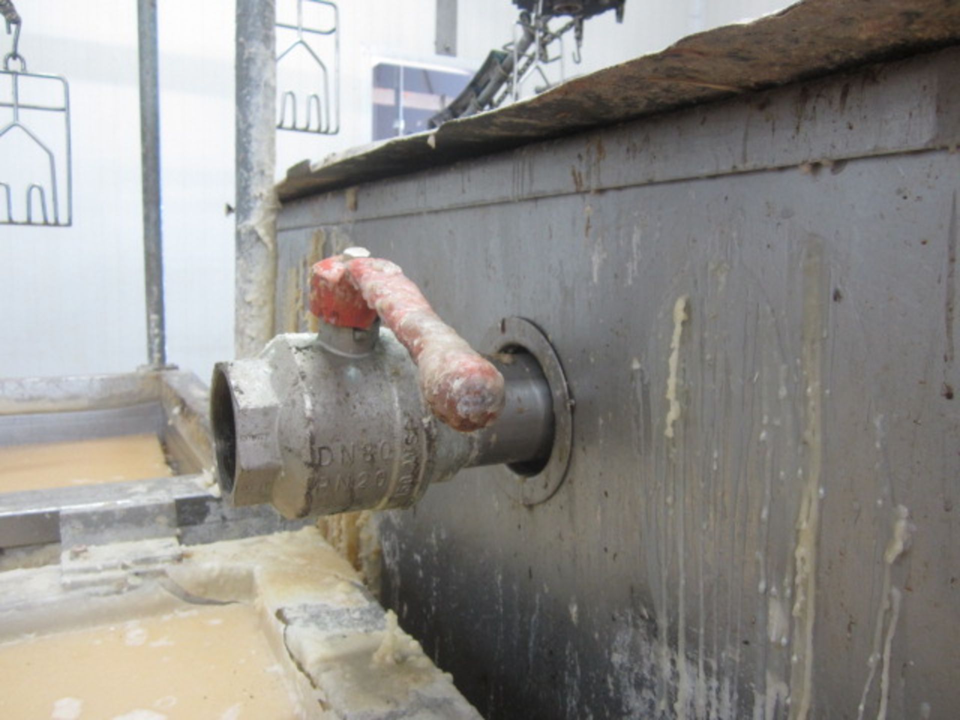 Bayle freestanding wax reclaiming tank with outlet valve, approx. size: 1m x 1.8m x depth 580mm - Image 6 of 7