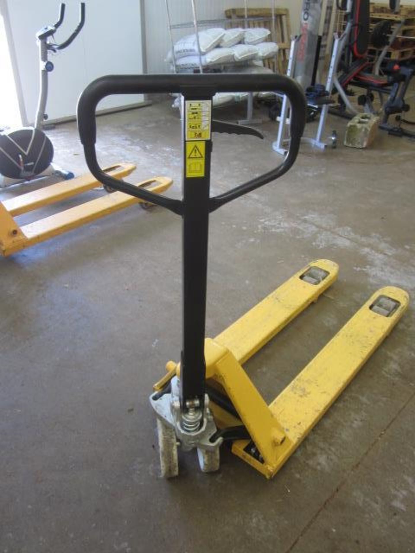 Hydraulic pallet truck, max 2500kg - Image 2 of 3