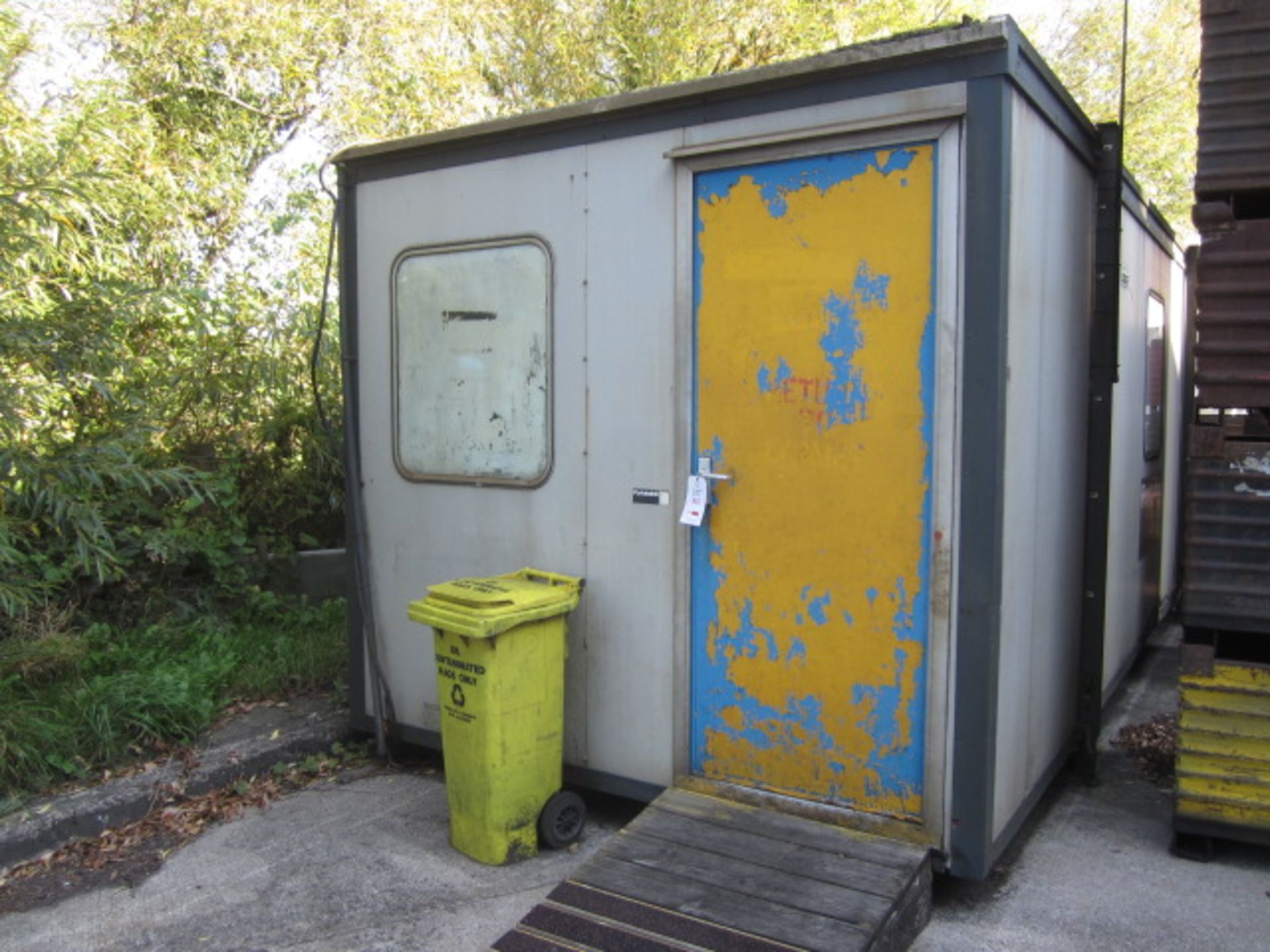 Jackleg portable site office with four windows, single door, approx. size 6.73 x 2.87 x 2.64m,