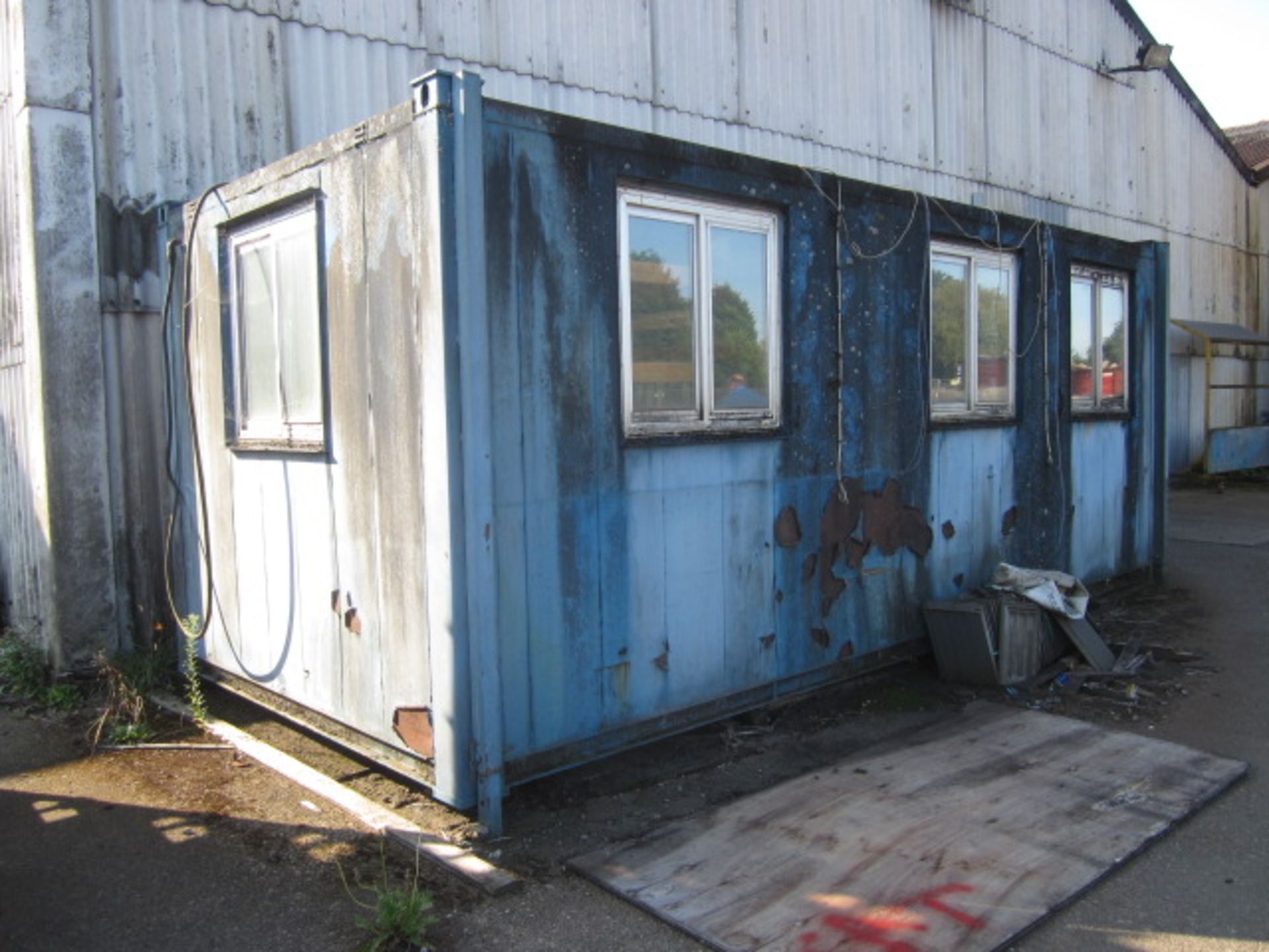 Jackleg anti vandal site office with six windows, single door, approx. size 6 x 2.5m - Bild 4 aus 4