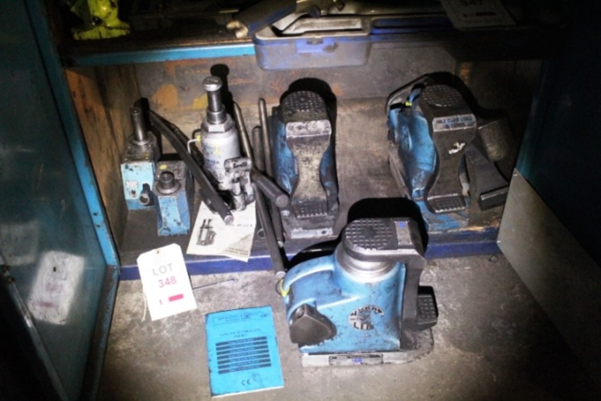 Three Tangye hydraulic jacks, 30 tonne capacity with claws, two Tangy hydralite 6.5 tonne jacks and