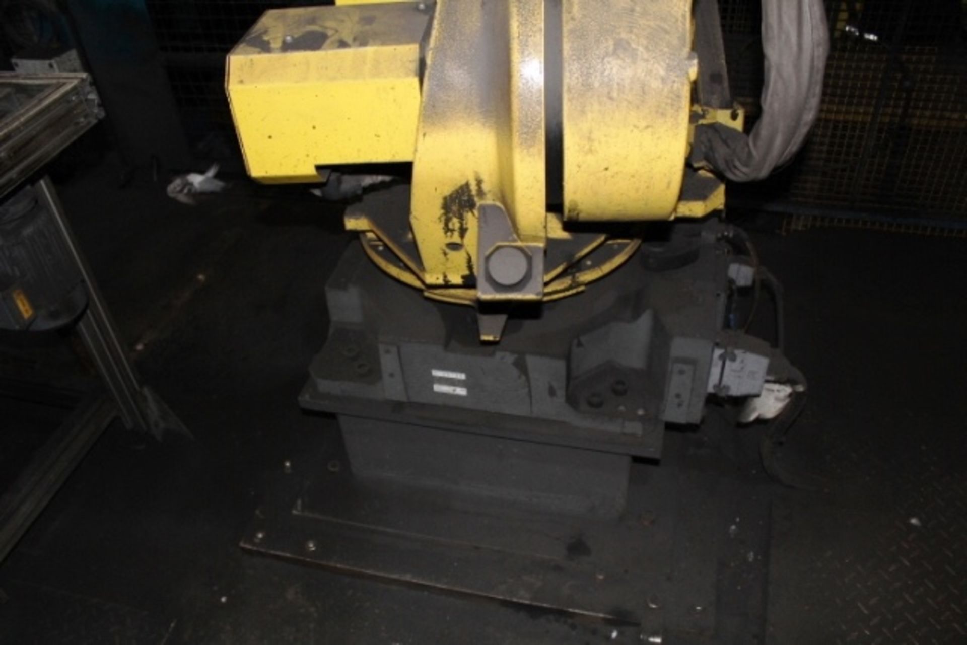 Fanuc Robot R200 ib/165F multi axle robot, fitted with magnetised picking attachment, serial no. - Image 4 of 8