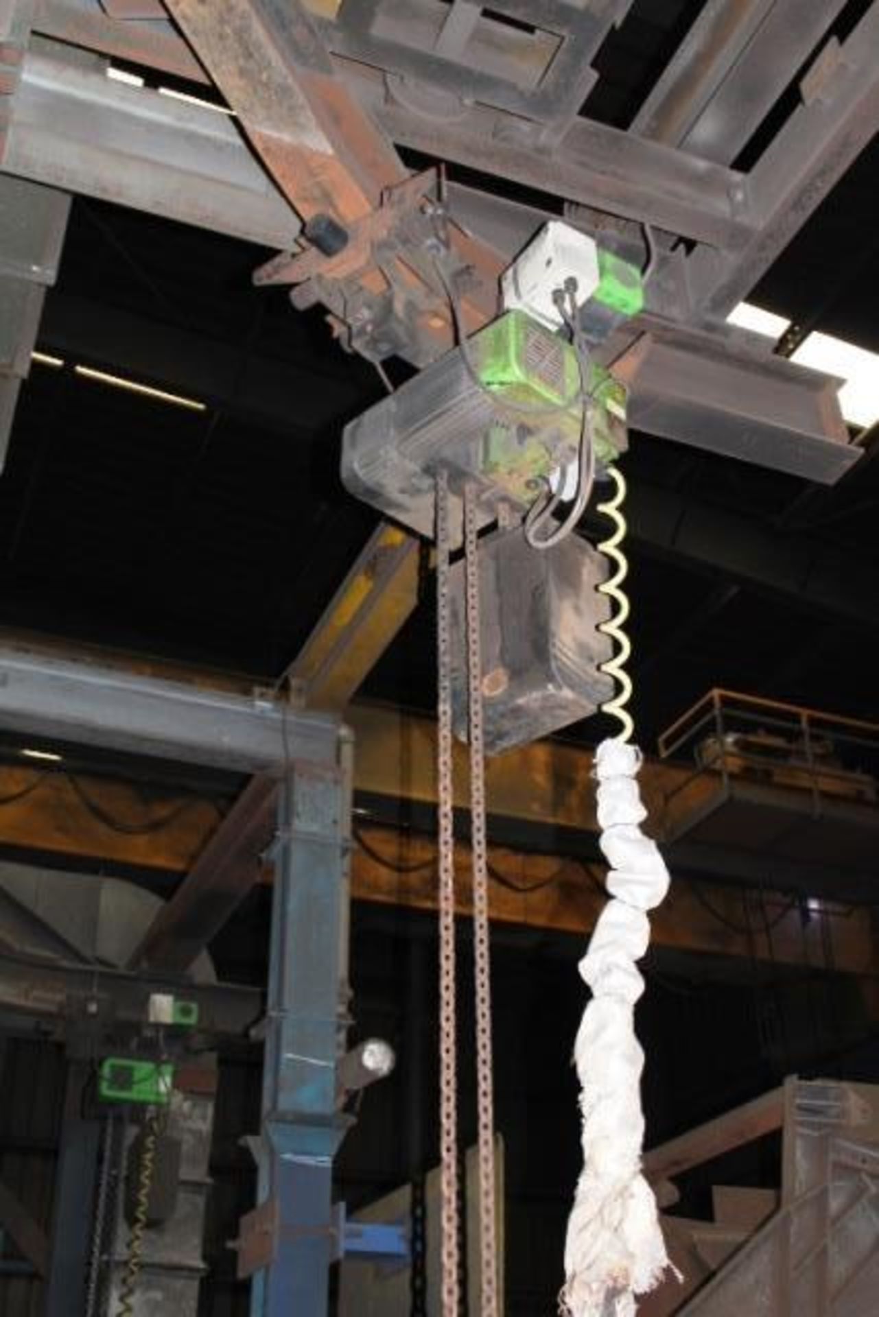 Unbadged chain hoist and pendant control, approx 3000kg, Please note: purchaser must ensure thorough - Image 2 of 3