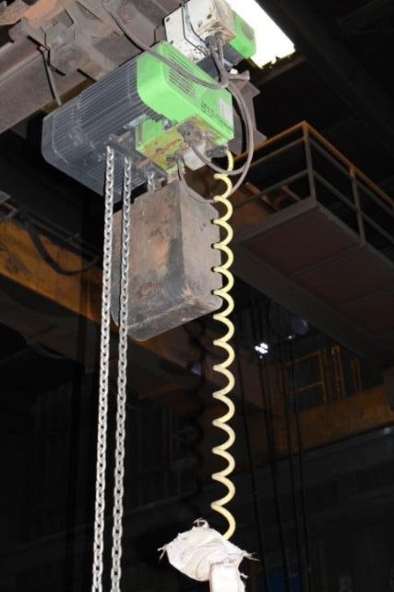 Unbadged chain hoist and pendant control, 3,200kg capacity, Please note: purchaser must ensure... - Image 2 of 3