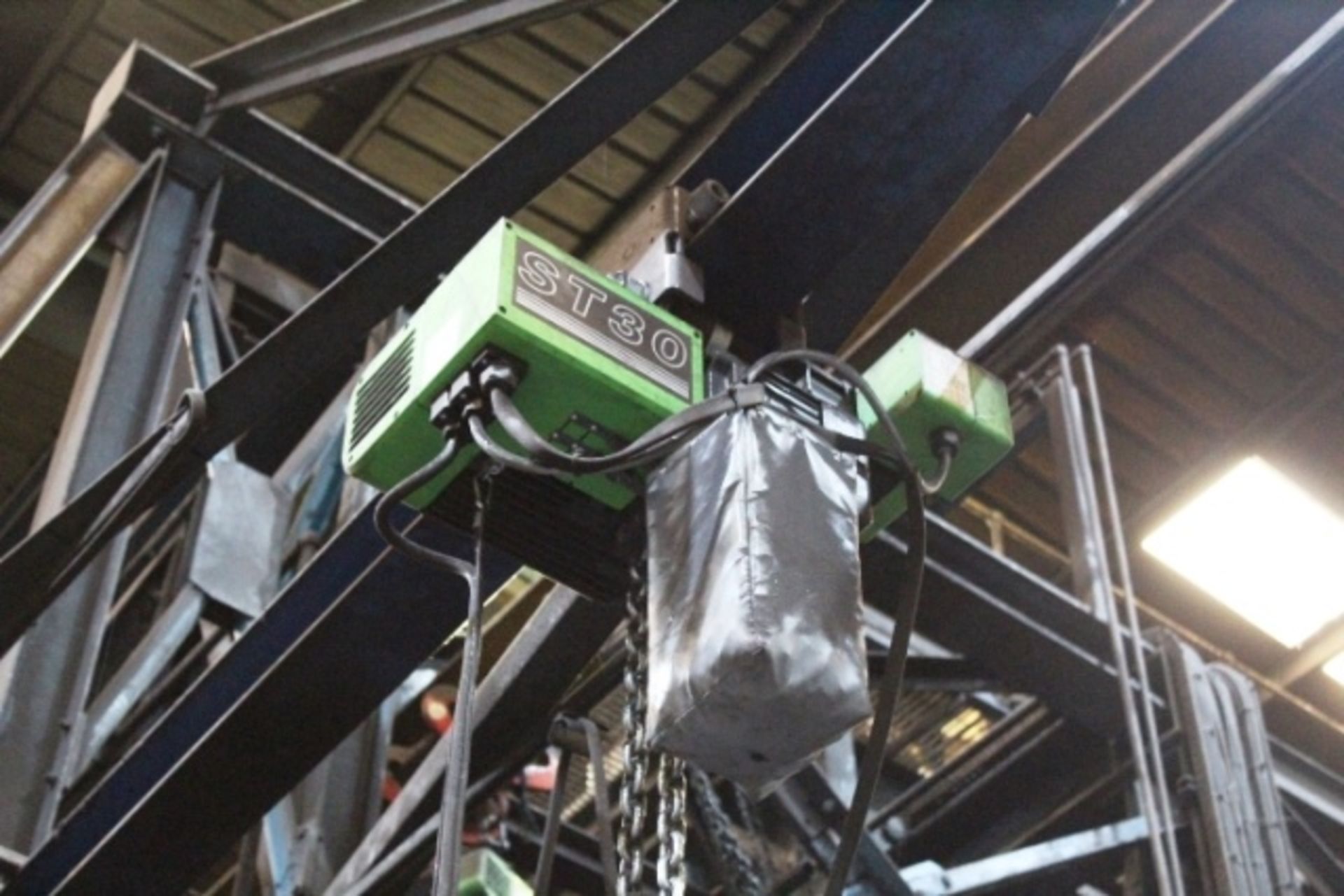 ST30 electric chain hoist, 2500kg lift capacity with pendant control, Please note: purchaser must - Image 2 of 2