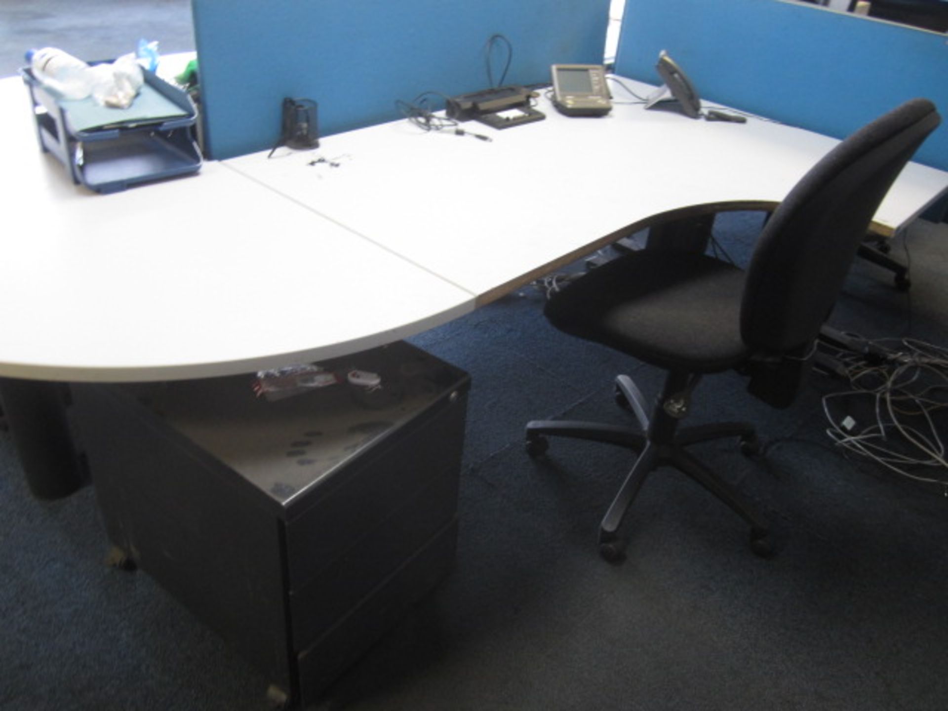 Two grey melamine corner workstations, one semi circle end section, two under desk pedestal, two - Bild 3 aus 3