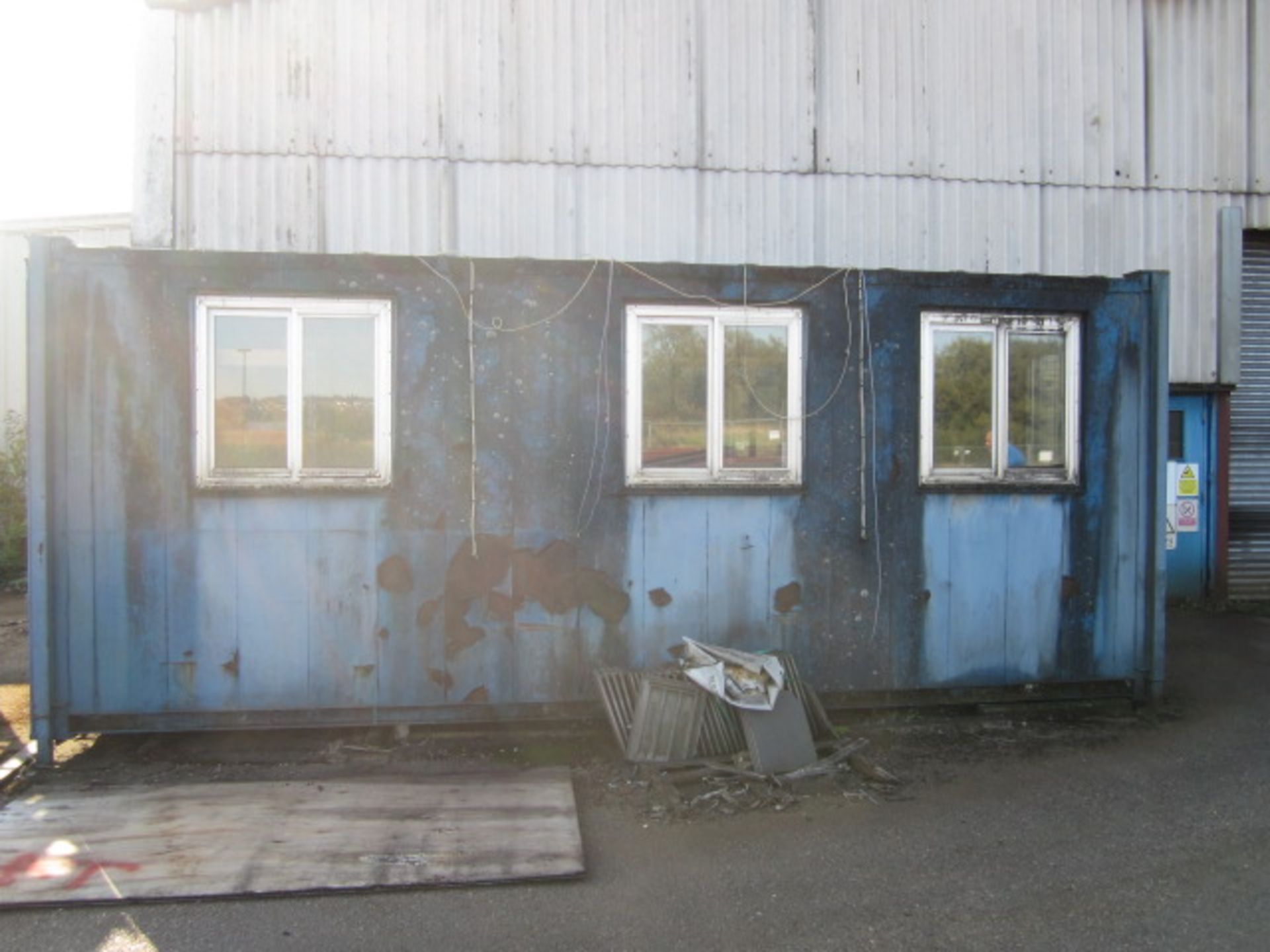 Jackleg anti vandal site office with six windows, single door, approx. size 6 x 2.5m - Bild 3 aus 4