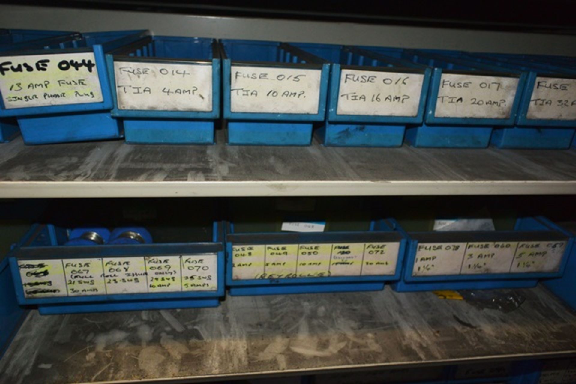 Contents of shelf no. 33 to include various fuses circa 2 amp - 200 amp (located in Carousel 1) - Image 2 of 5