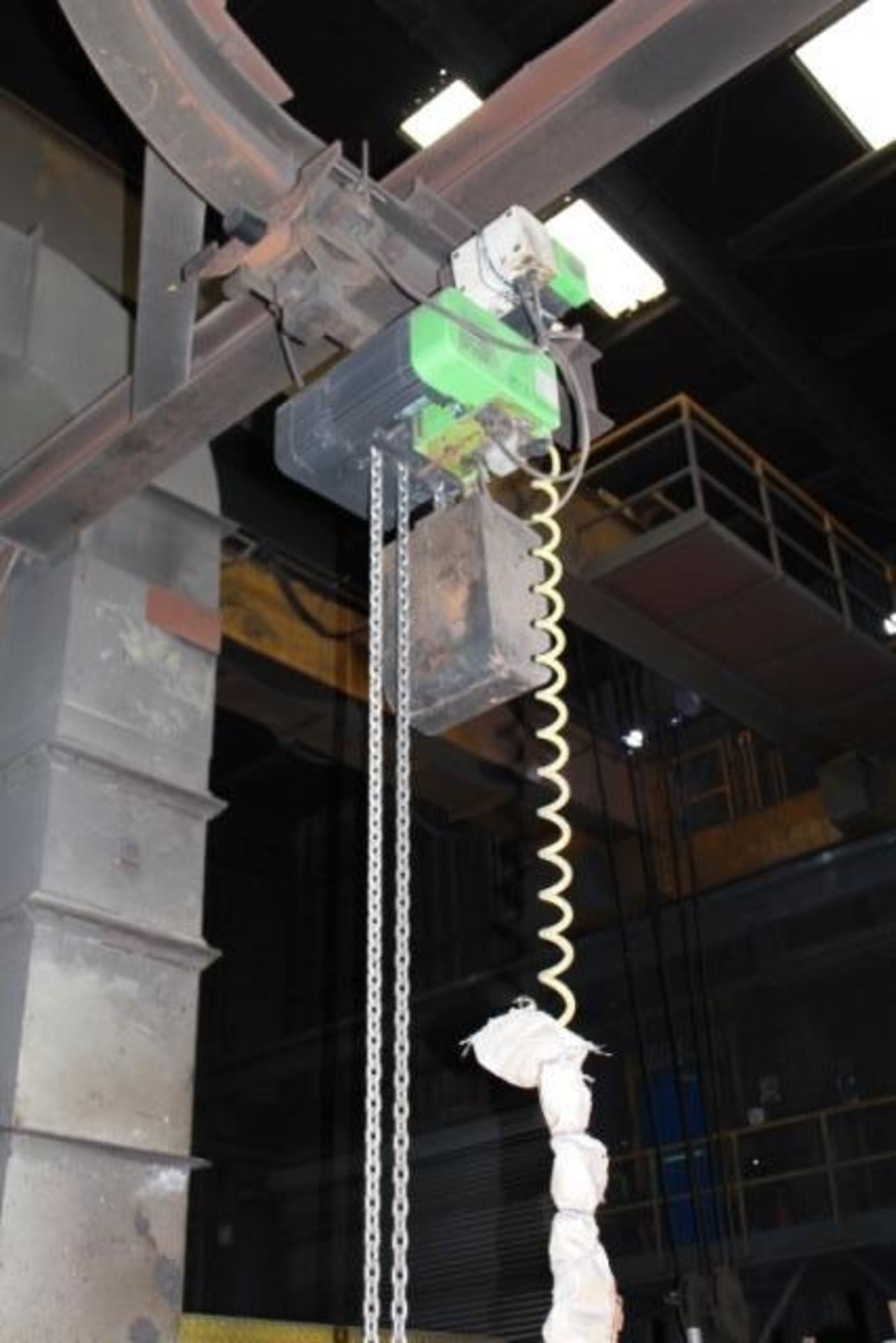 Unbadged chain hoist and pendant control, 3,200kg capacity, Please note: purchaser must ensure...