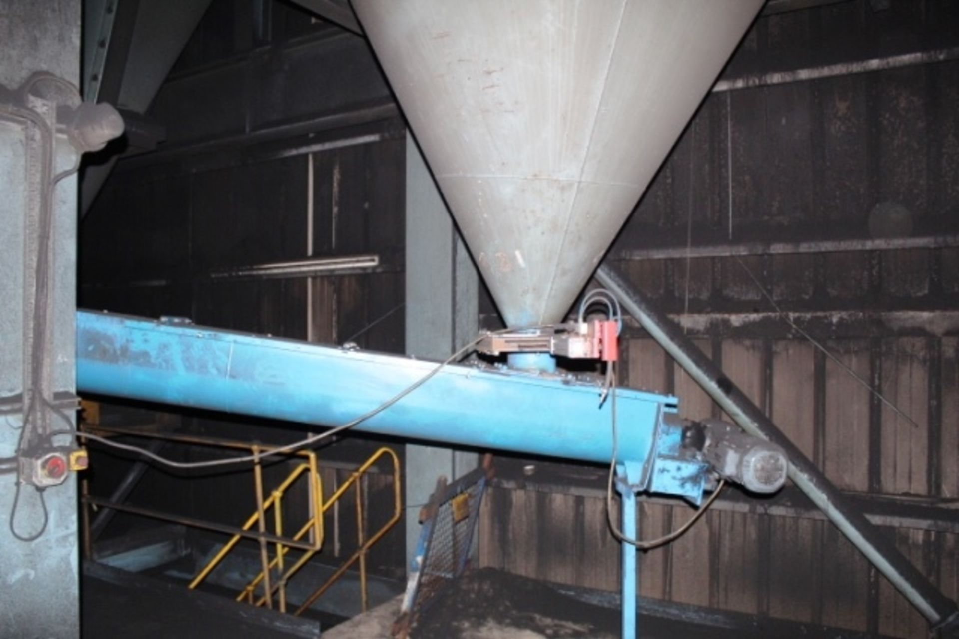 Steel frame cylindrical holding silo, approx 3m dia x 5m high, with Robson 6m elevating auger - Image 6 of 7