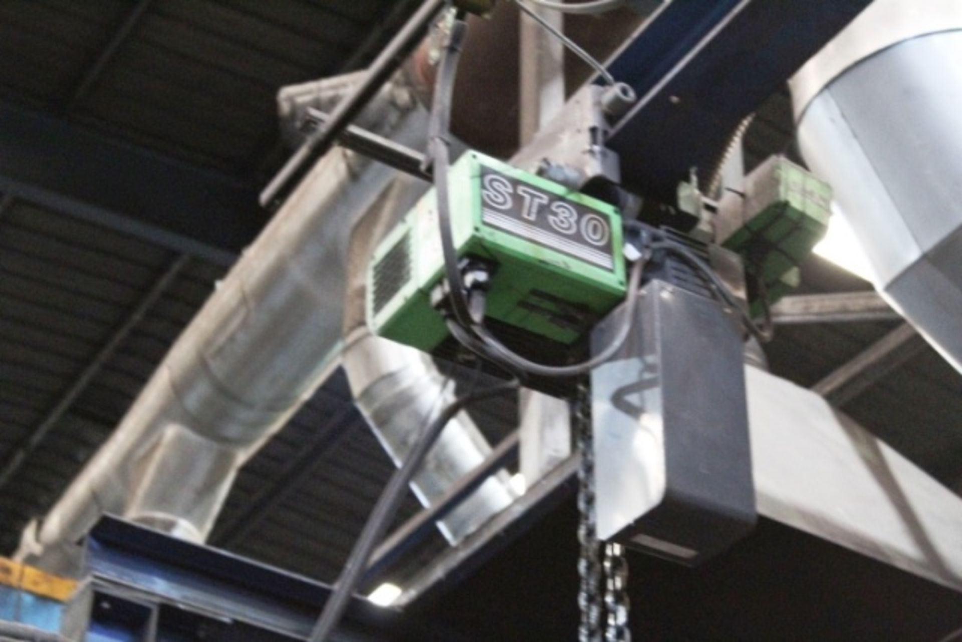 ST30 electric chain hoist, 2500kg lift capacity with pendant control, Please note: purchaser must - Image 3 of 3