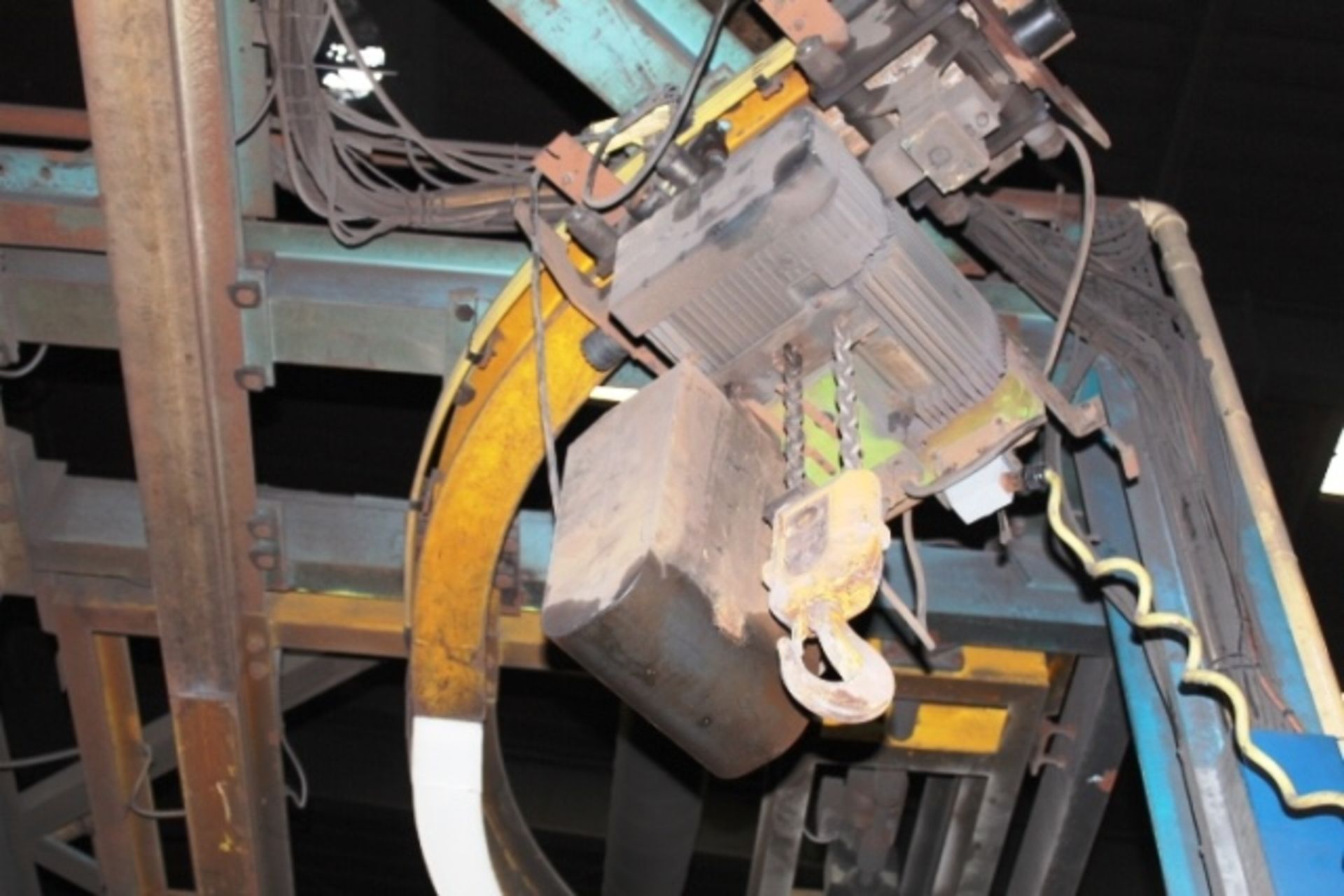 Unbadged chain hoist and pendant control, approx 3000kg, Please note: purchaser must ensure thorough - Image 2 of 4