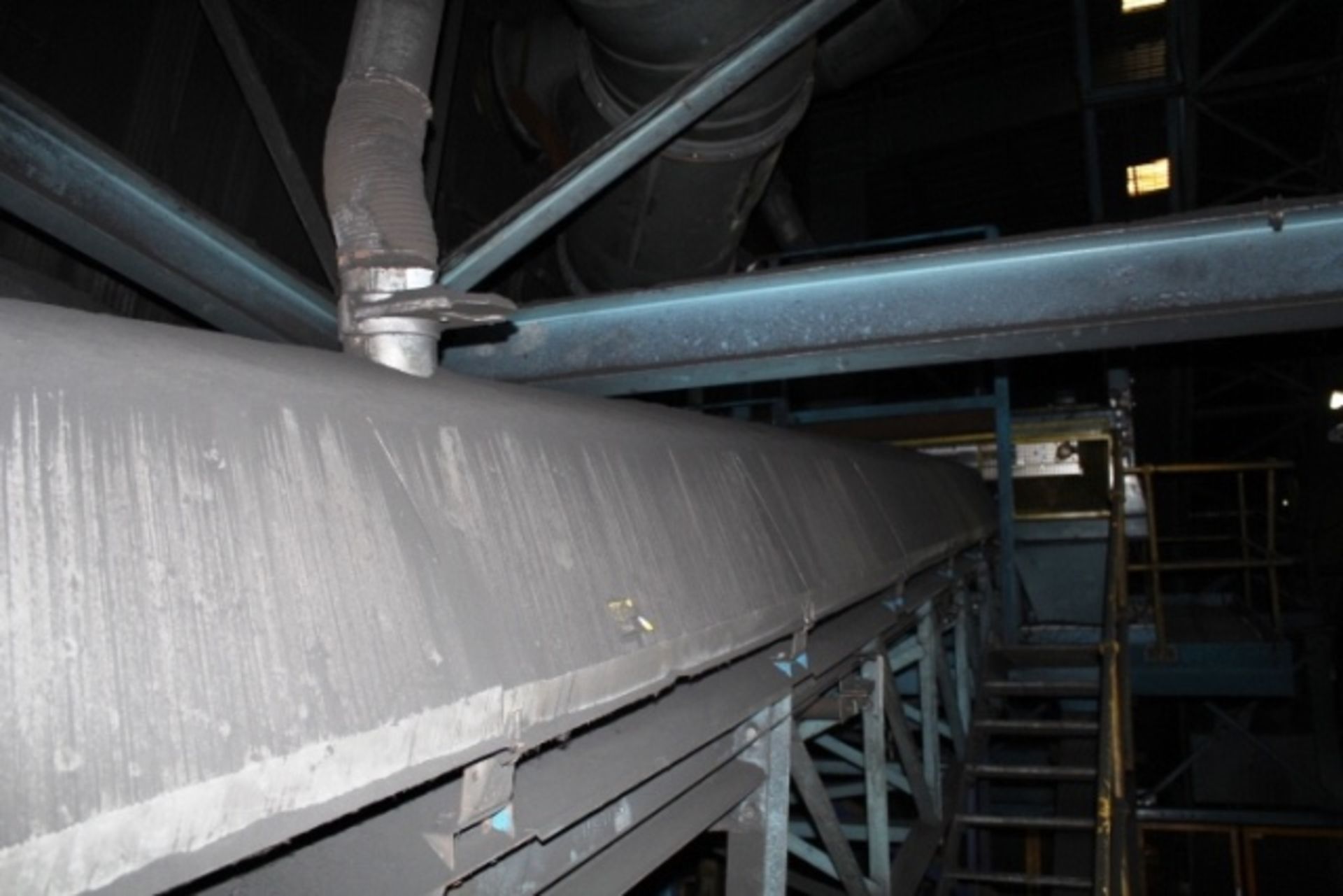 Orthos elevating covered rubber belt return sand conveyor, approx 0.9m x 40m, mounted on support - Image 4 of 6