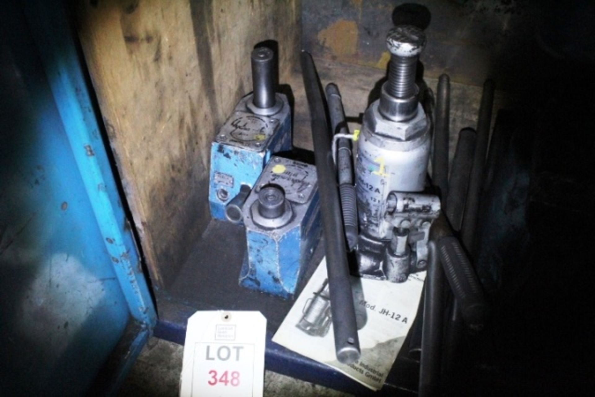 Three Tangye hydraulic jacks, 30 tonne capacity with claws, two Tangy hydralite 6.5 tonne jacks and - Image 2 of 5
