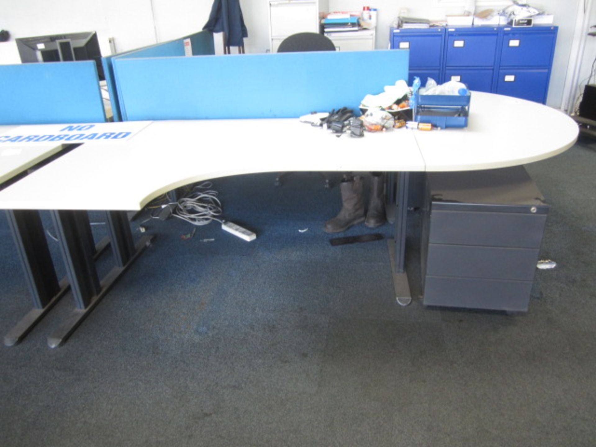 Two grey melamine corner workstations, one semi circle end section, two under desk pedestal, two - Bild 2 aus 3