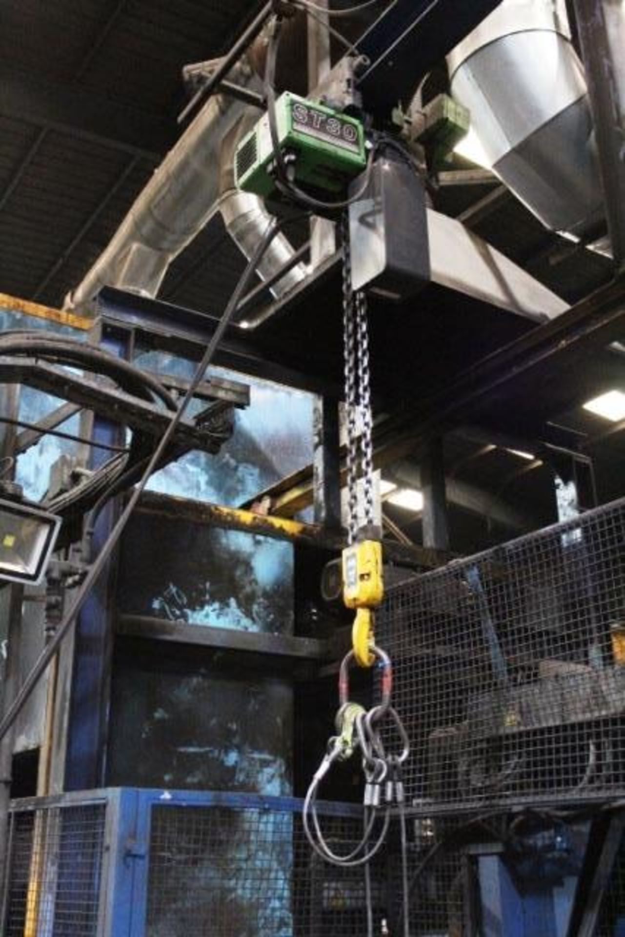 ST30 electric chain hoist, 2500kg lift capacity with pendant control, Please note: purchaser must - Image 2 of 3